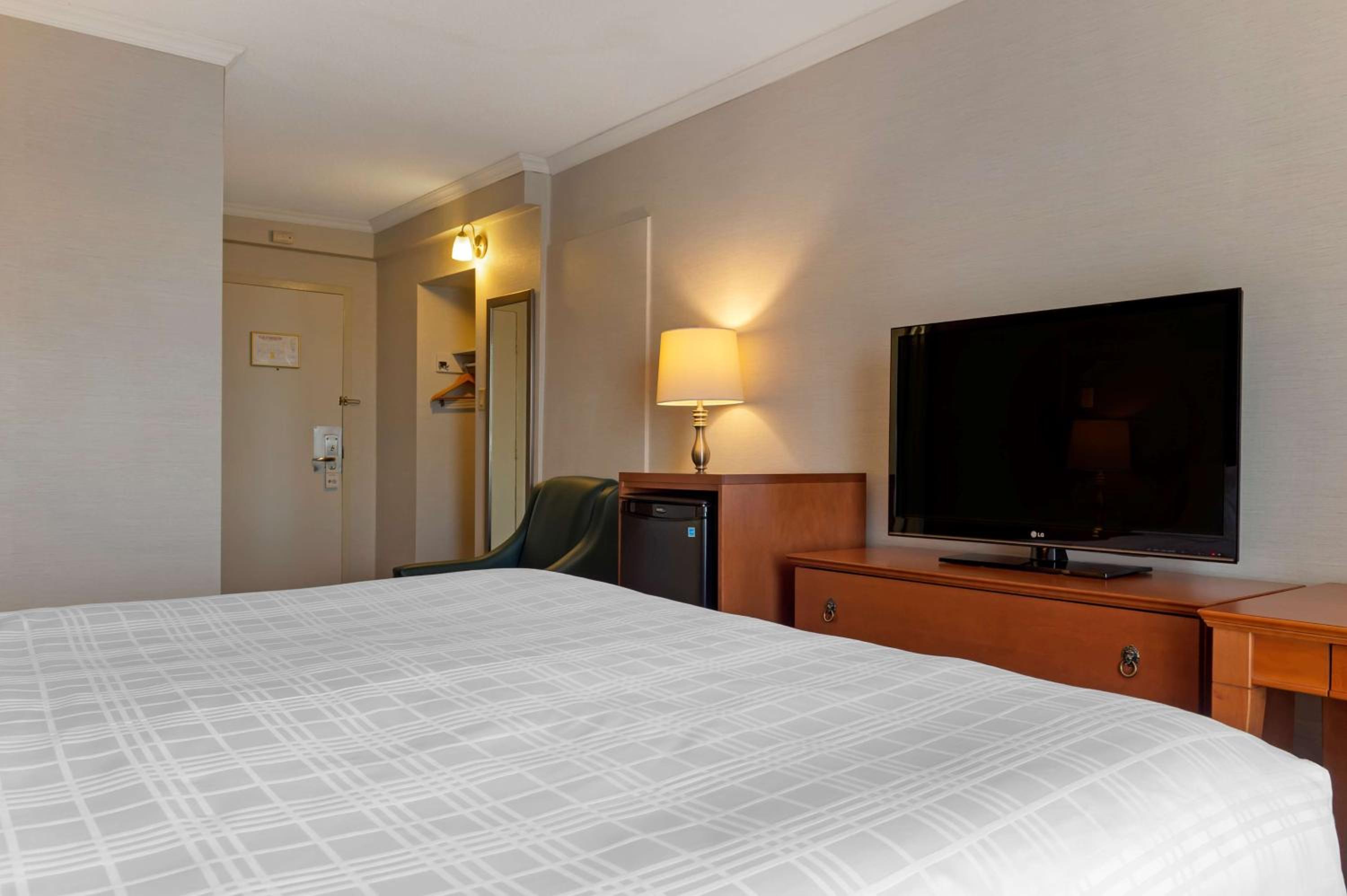 Queen Room with Roll-In Shower - Disability Access - Photo 5