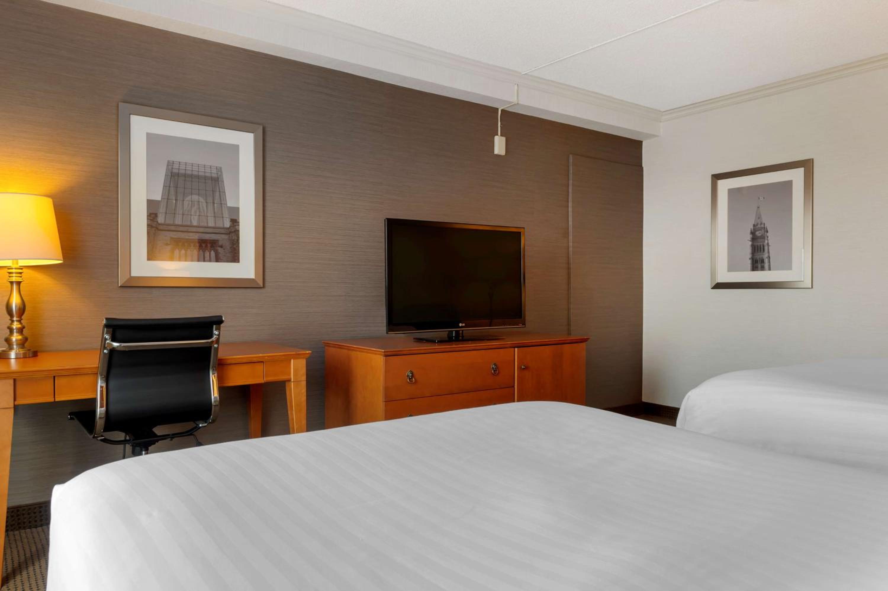 Double Room with Two Double Beds and Balcony - River View - Photo 1
