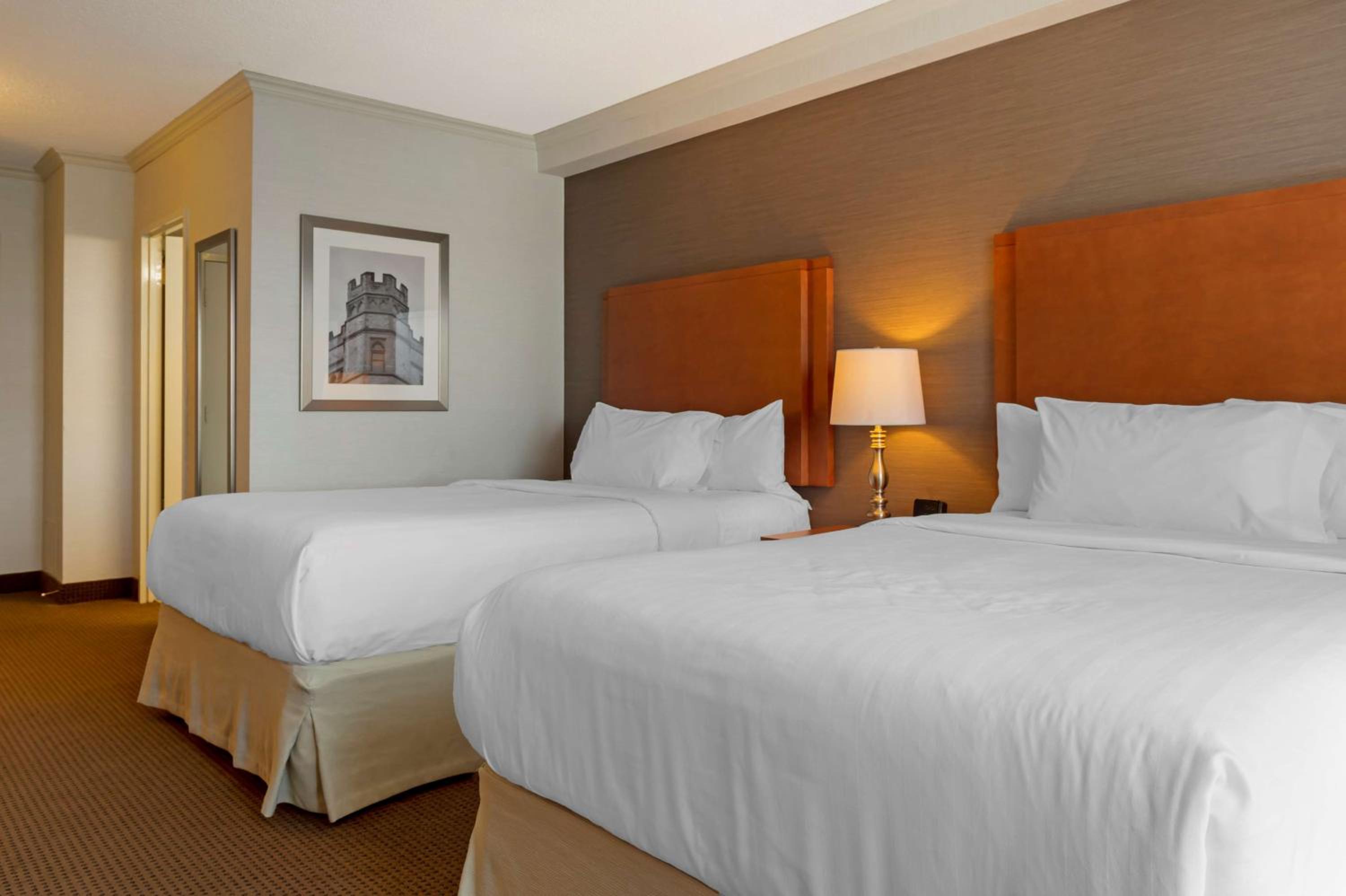 Double Room with Two Double Beds and Balcony - River View - Photo 2