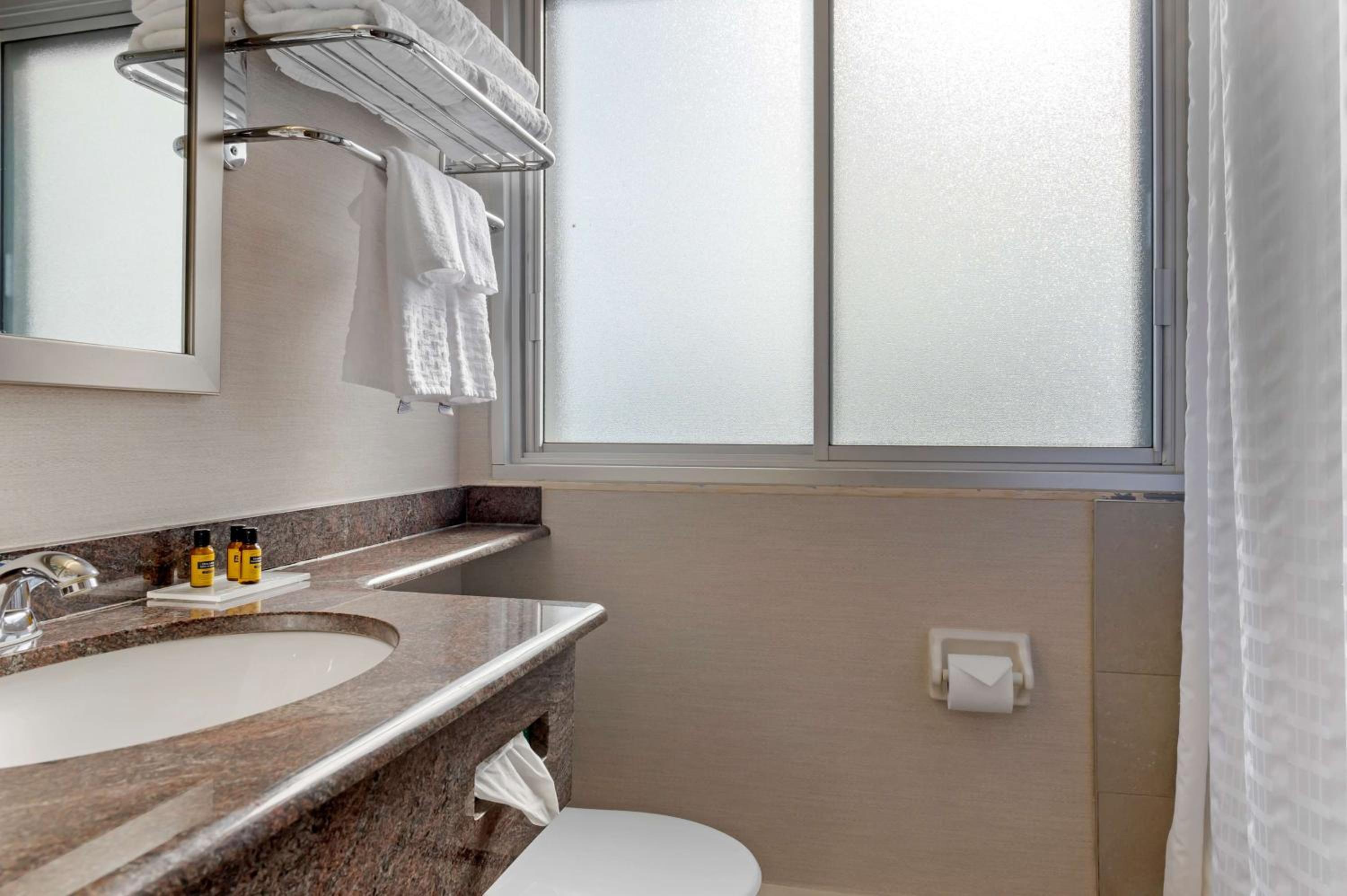 Double Room with Two Double Beds and River View - Photo 5