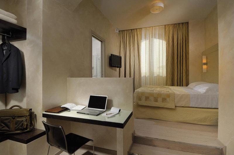 Junior Suite with Spa Access - Photo 3