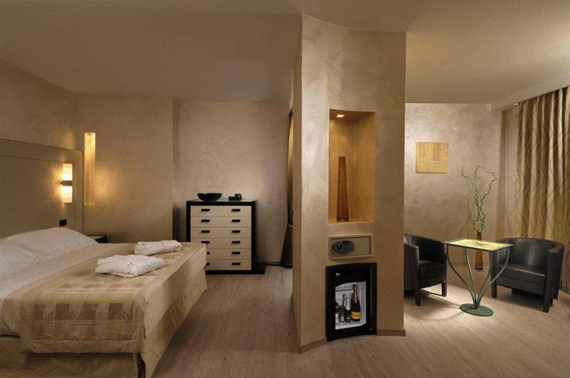 Junior Suite with Spa Access - Photo 2