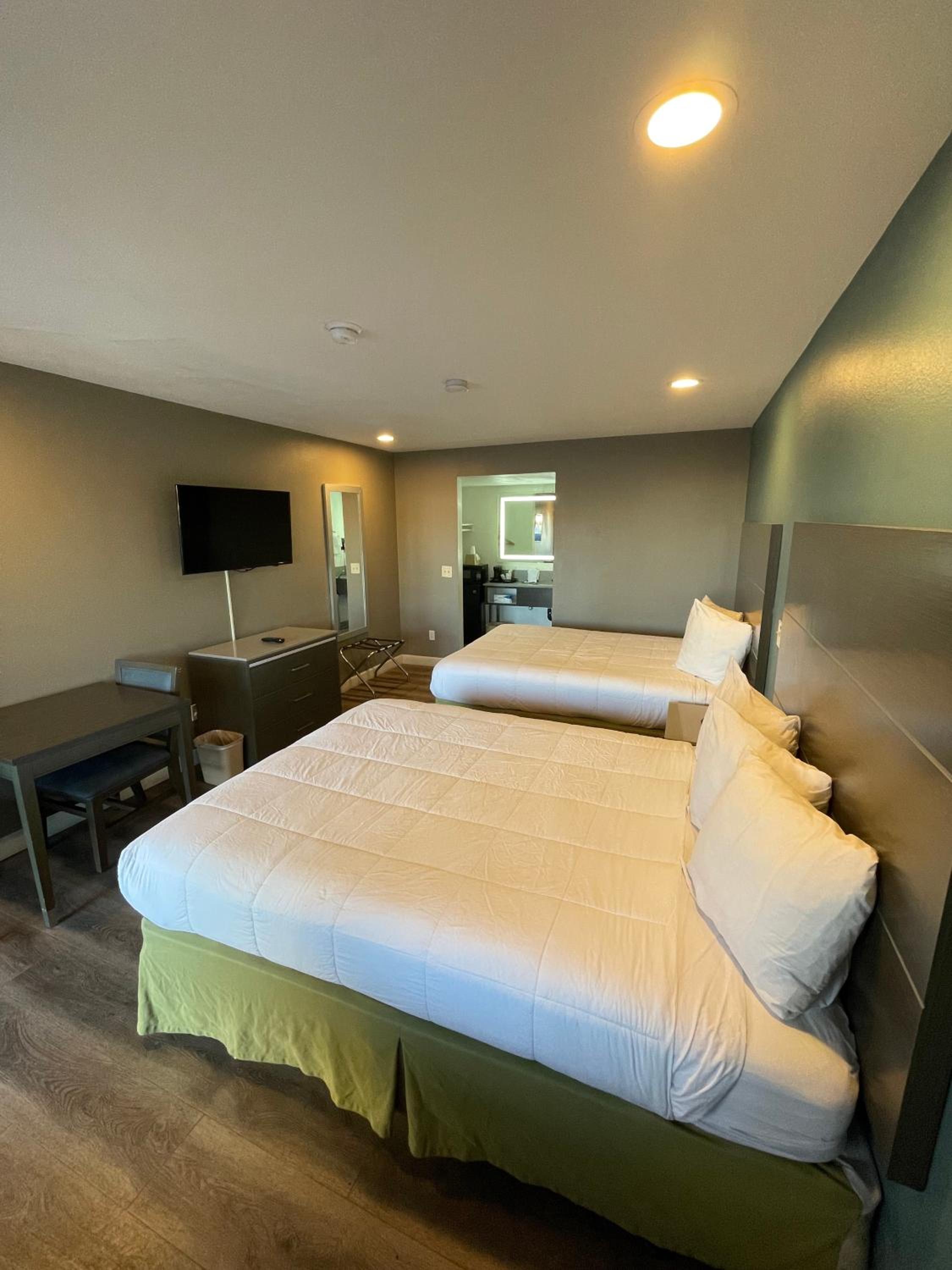 Queen Room with Two Queen Beds - Non-Smoking - Photo 3