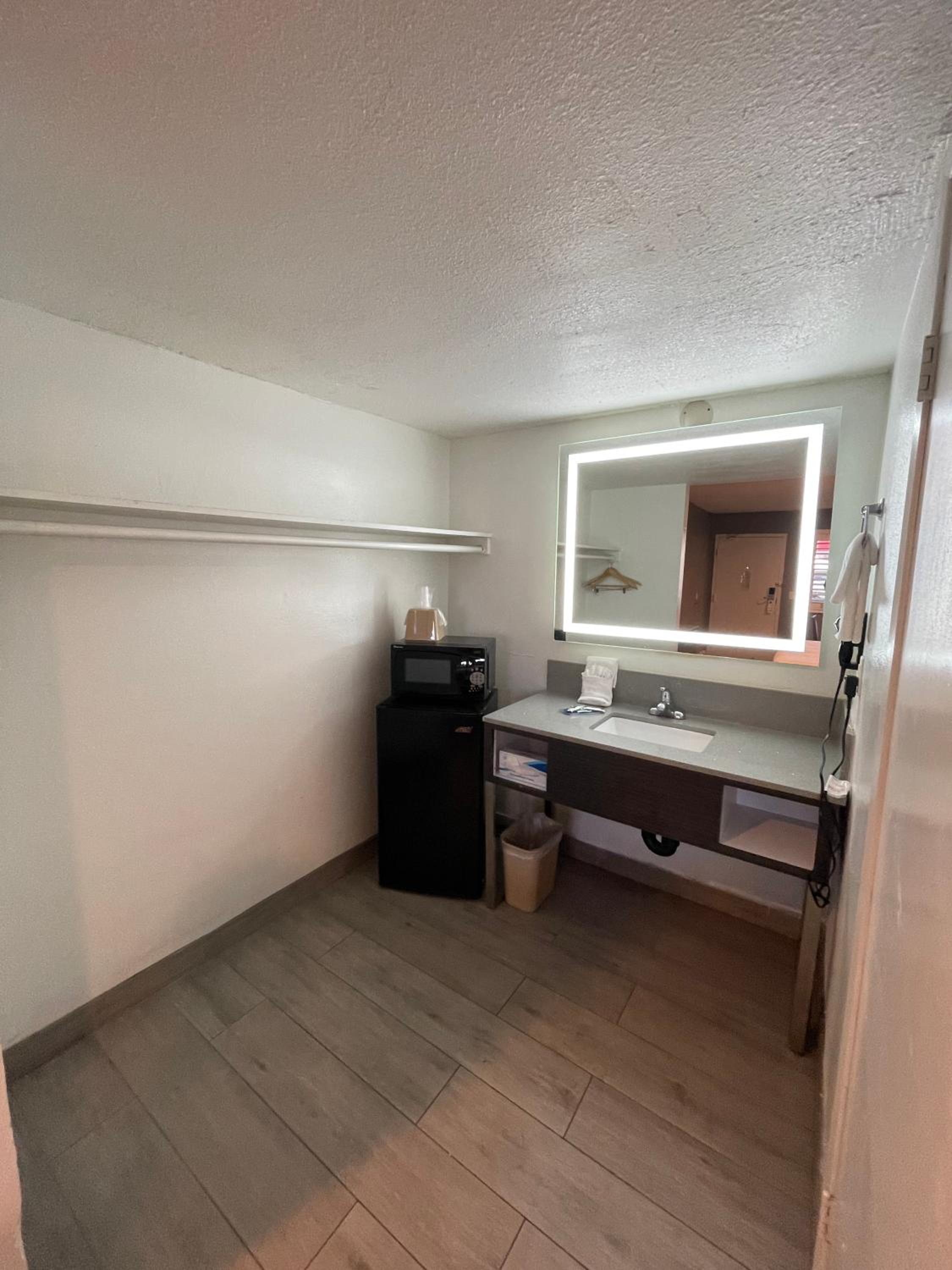 King Room - Non-Smoking - Photo 1