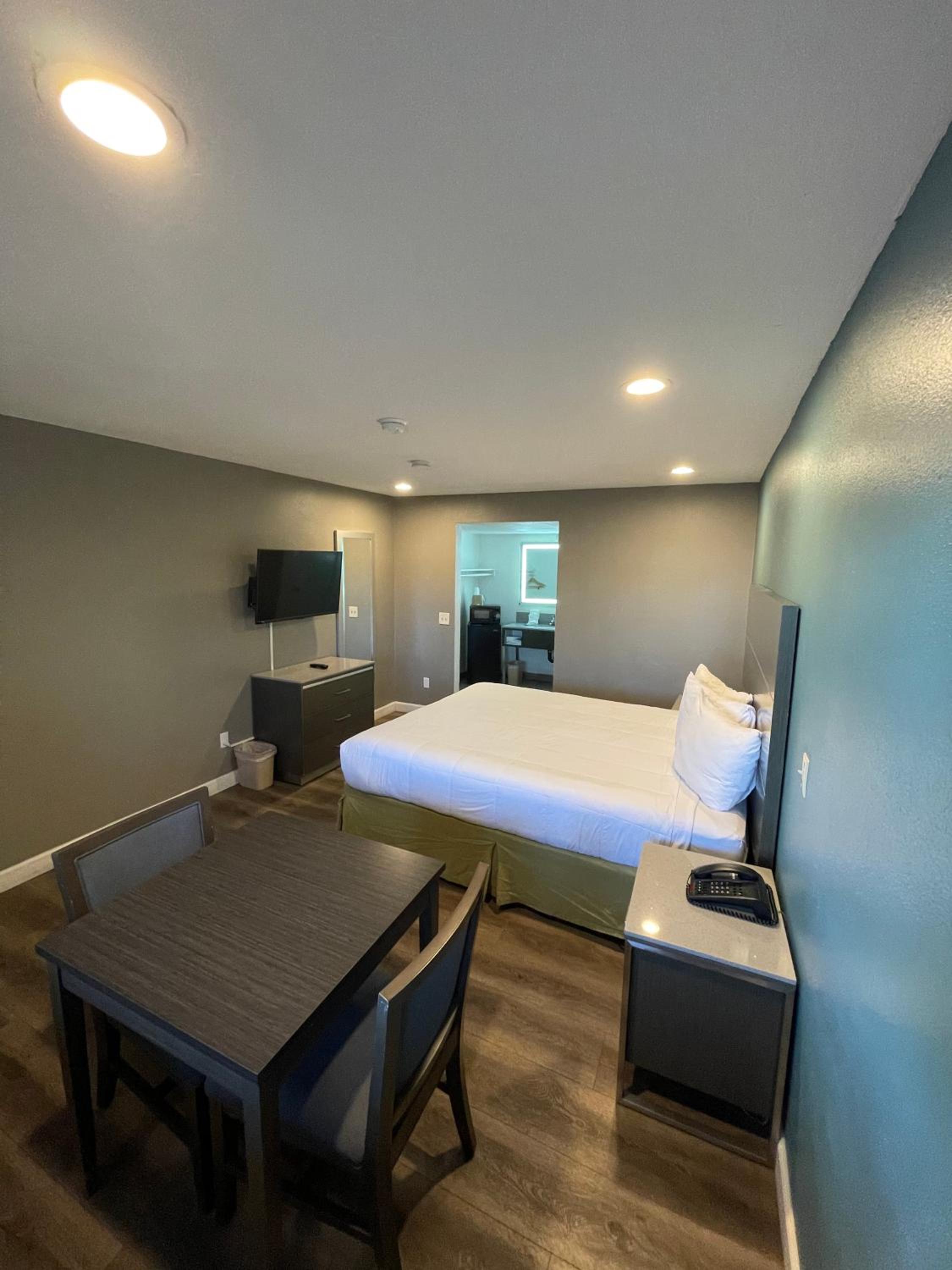 King Room - Non-Smoking - Photo 5