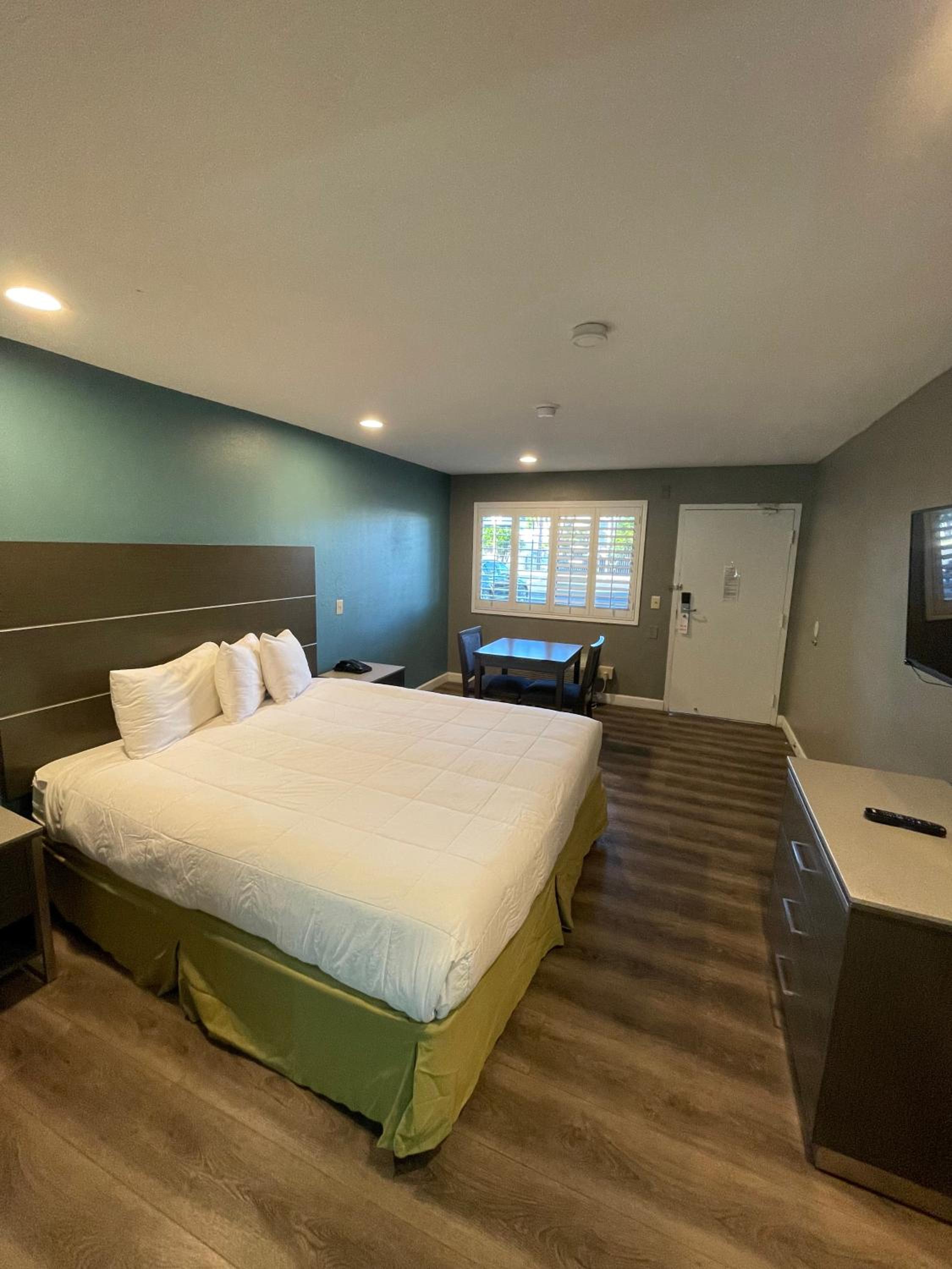King Room - Non-Smoking - Photo 3
