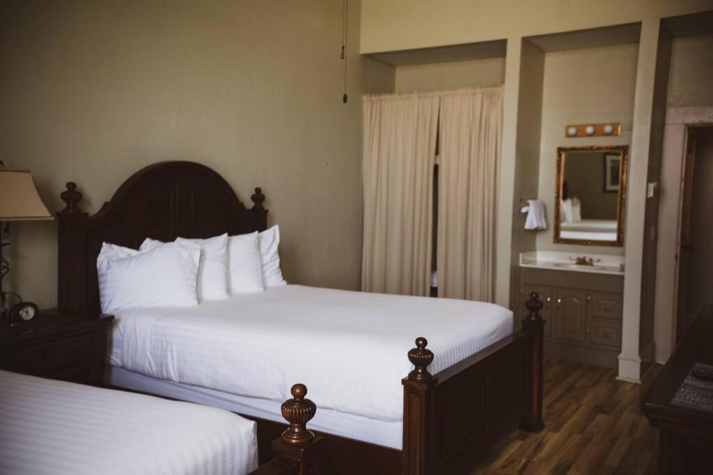 Deluxe Double Room (2 Adults + 1 Child)