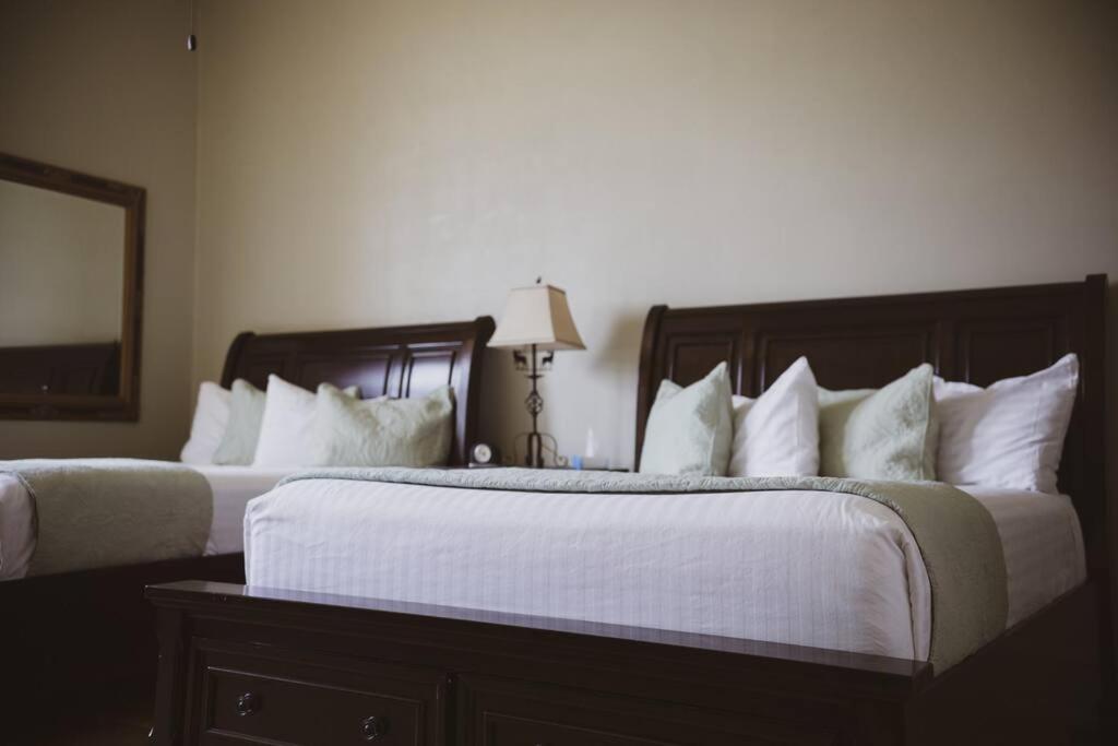 Deluxe Double Room (2 Adults + 1 Child)