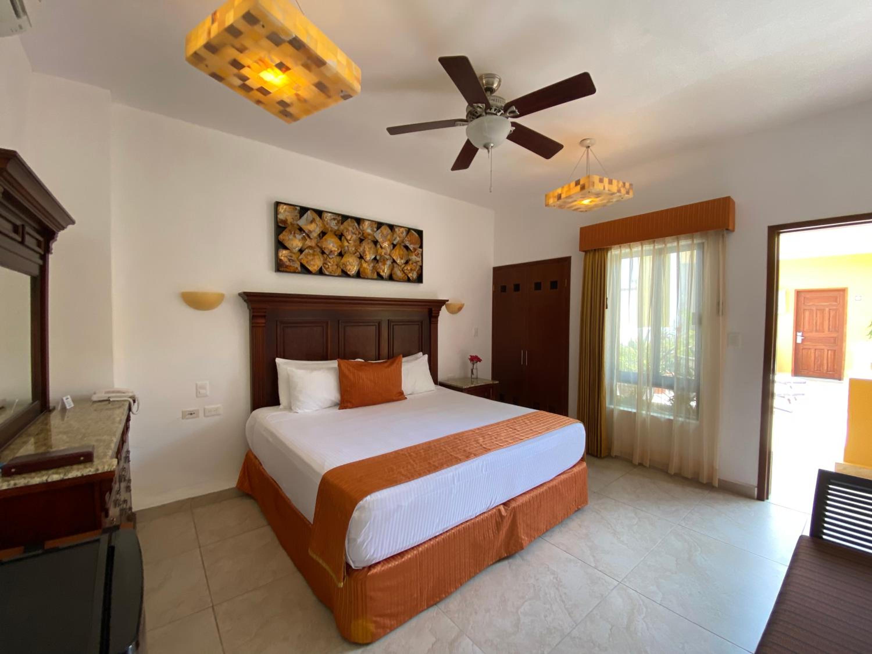 Deluxe King Room - Photo 23