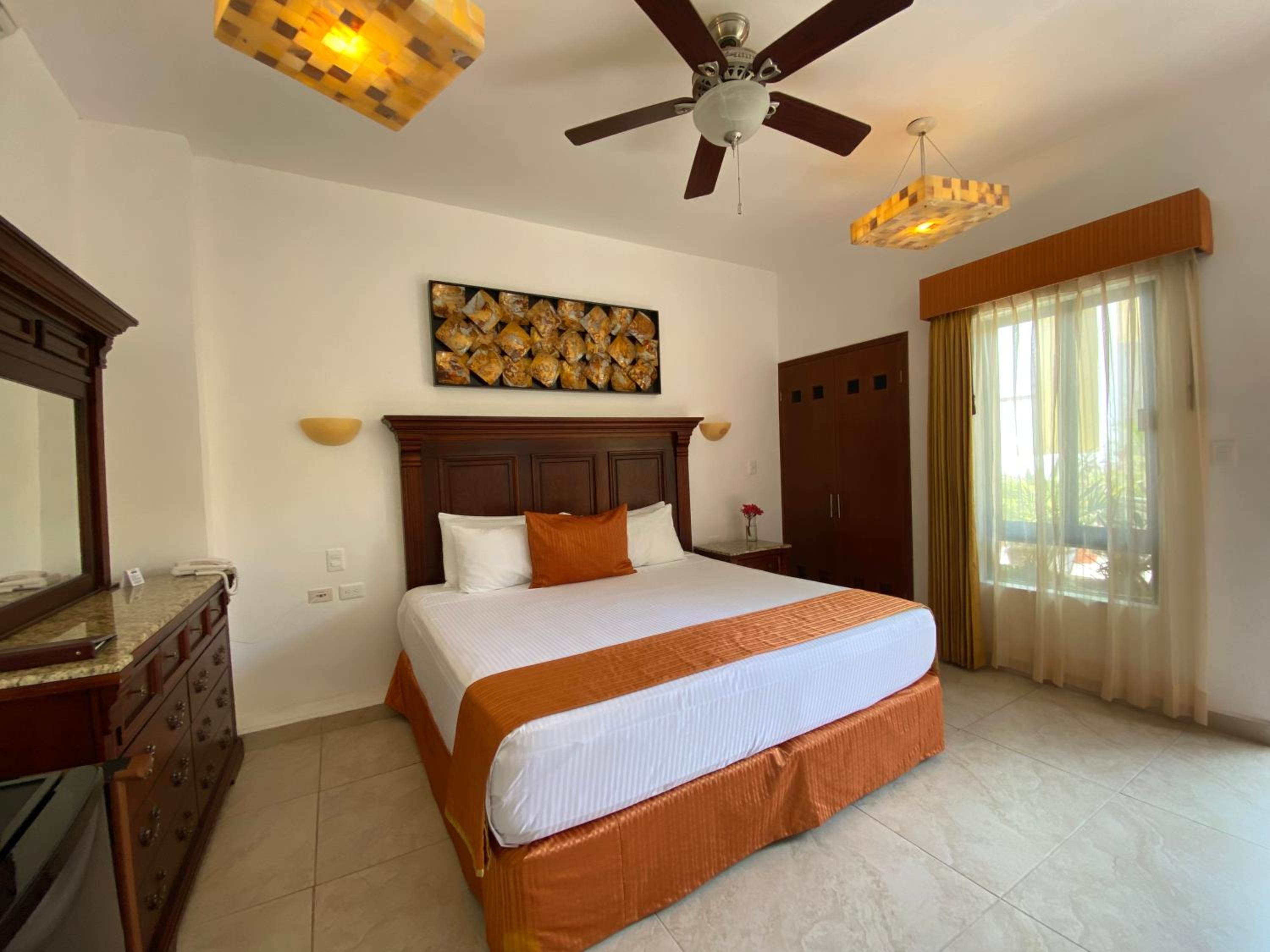 Deluxe King Room - Photo 21