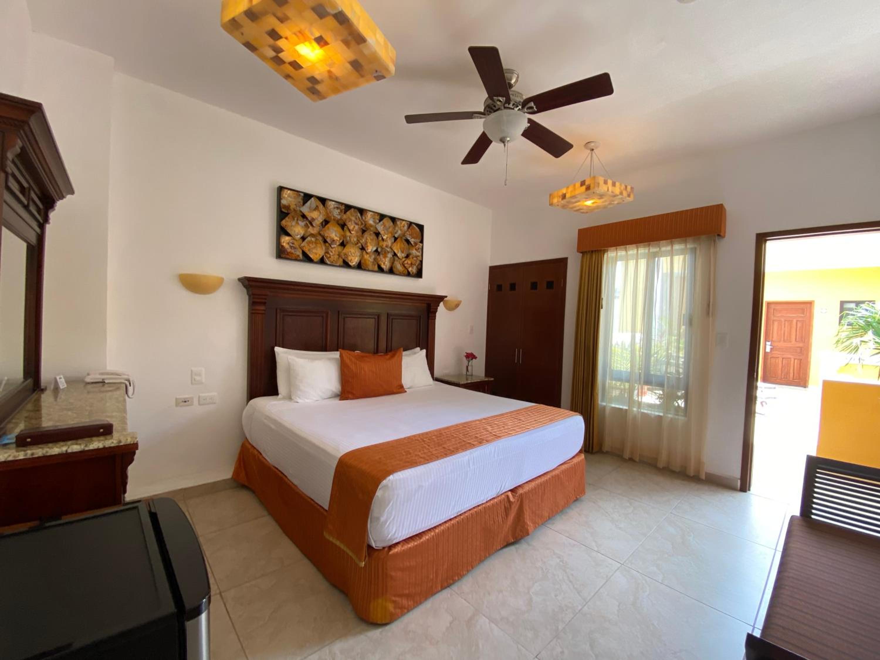 Deluxe King Room - Photo 18