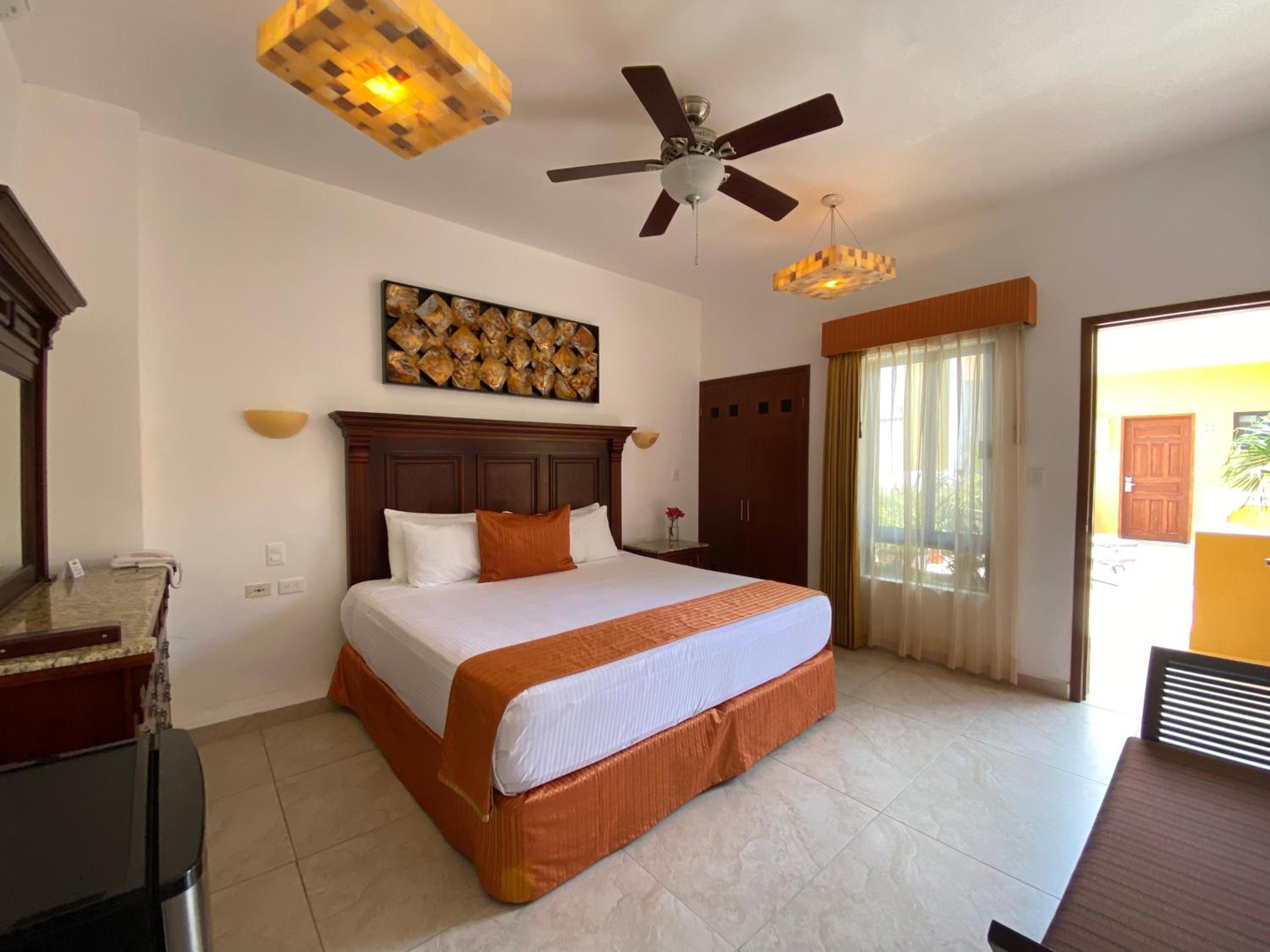 Deluxe King Room - Photo 7