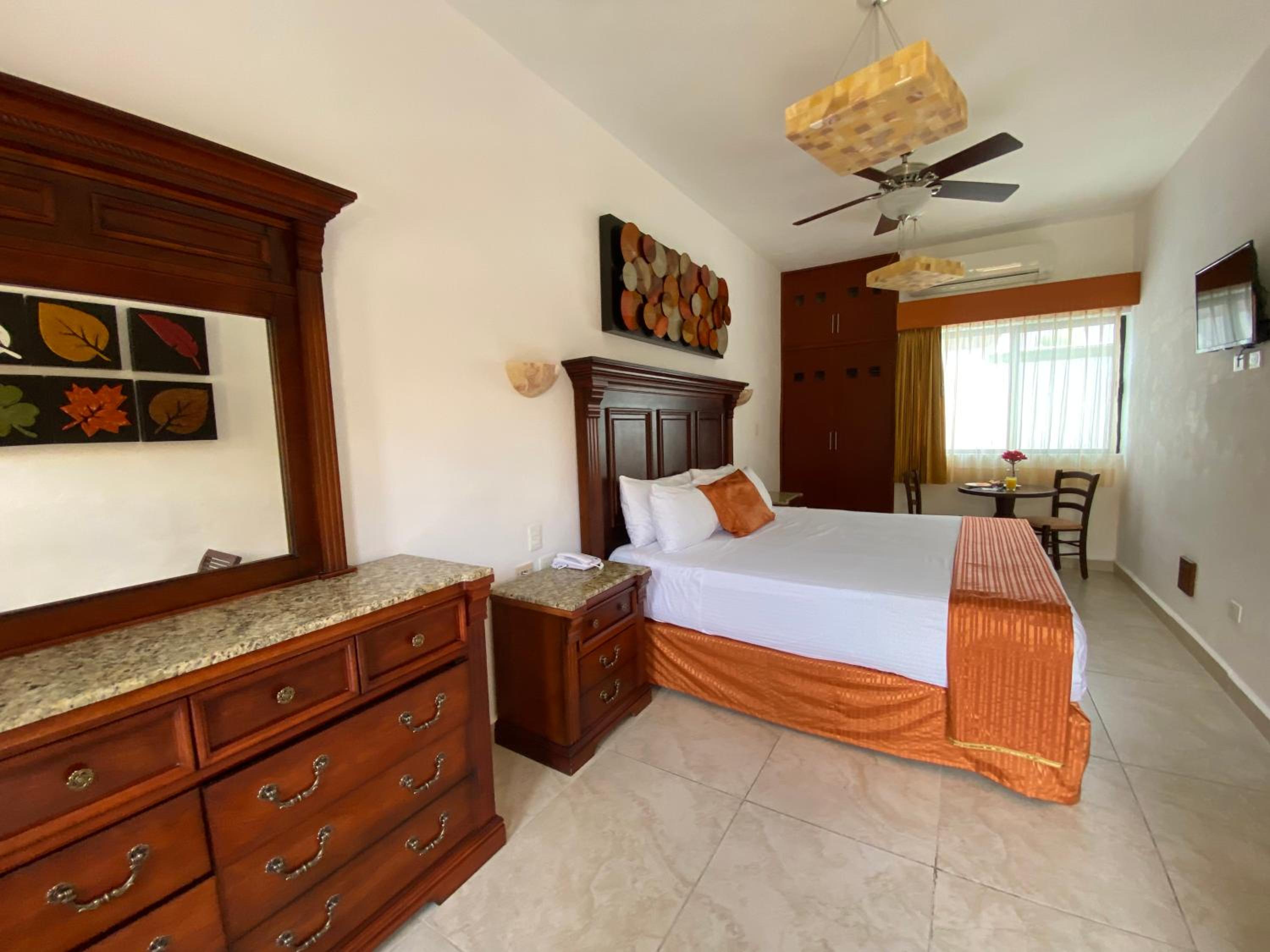 Deluxe King Room - Photo 39