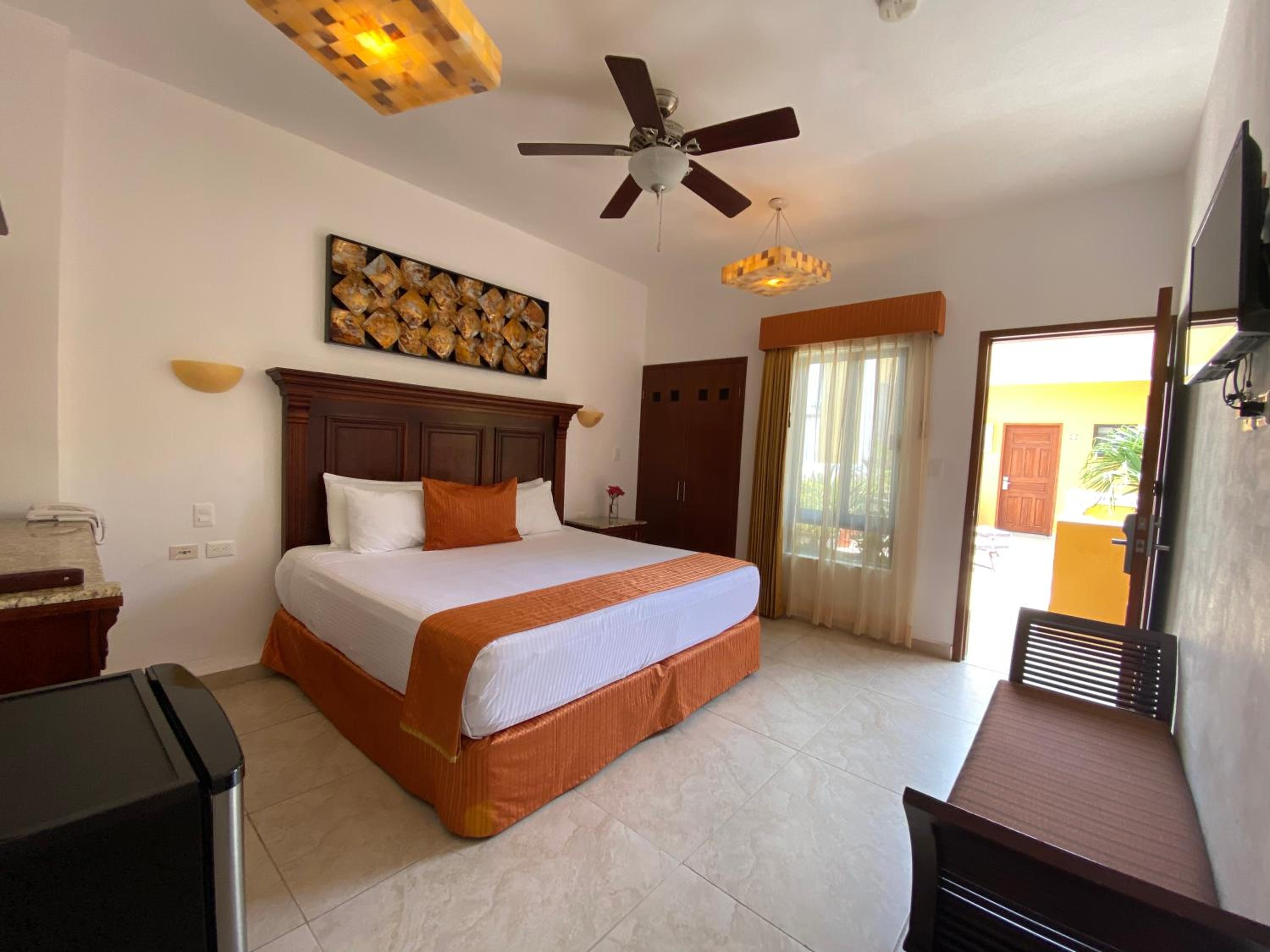 Deluxe King Room - Photo 6