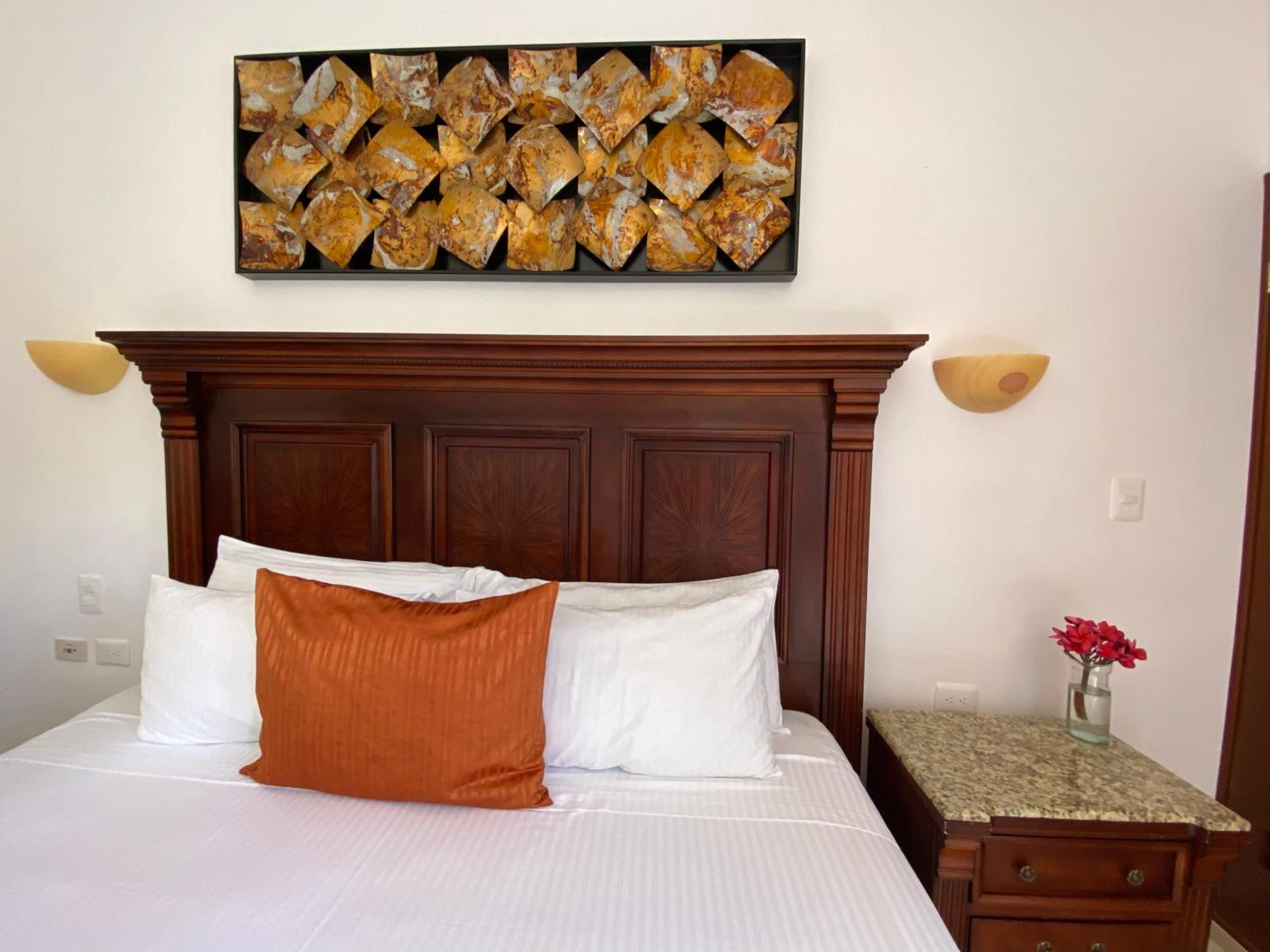 Deluxe King Room - Photo 10