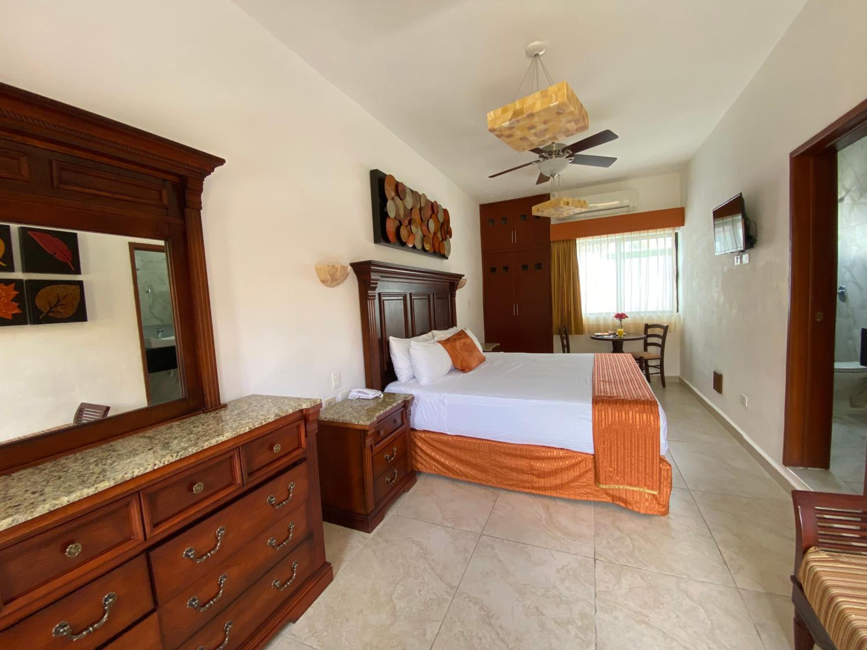 Deluxe King Room - Photo 32