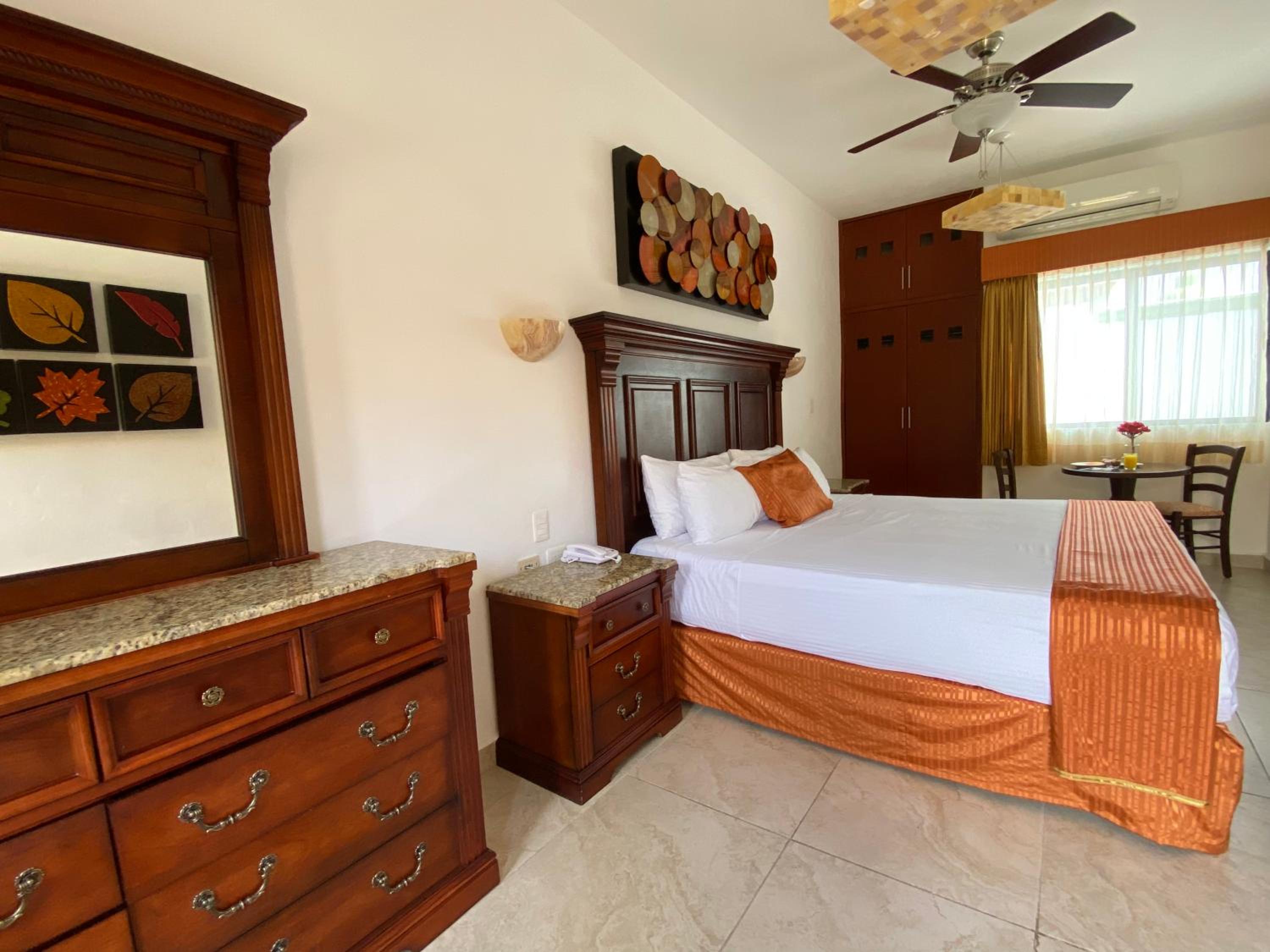 Deluxe King Room - Photo 30
