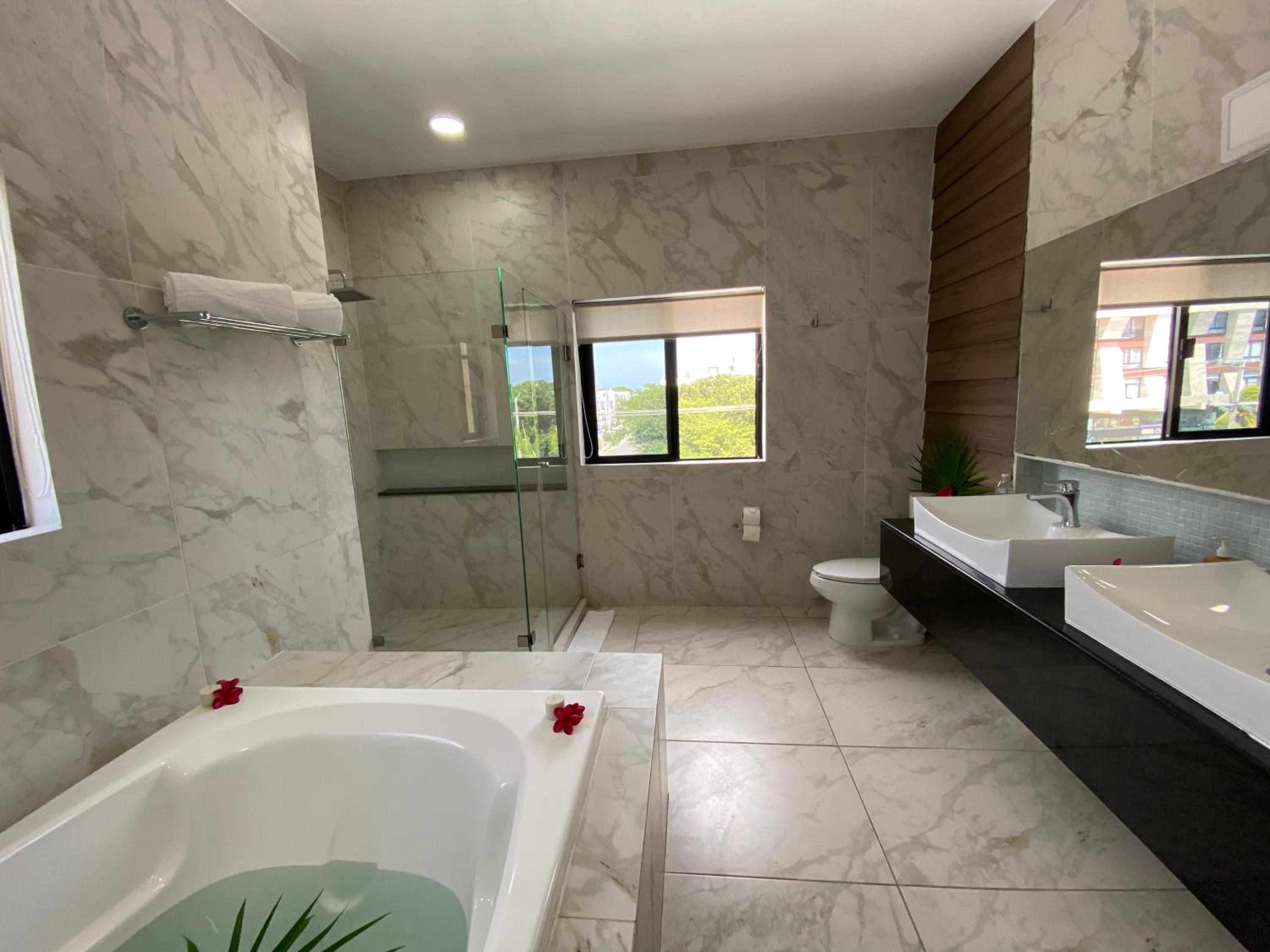 Deluxe King Room - Photo 28