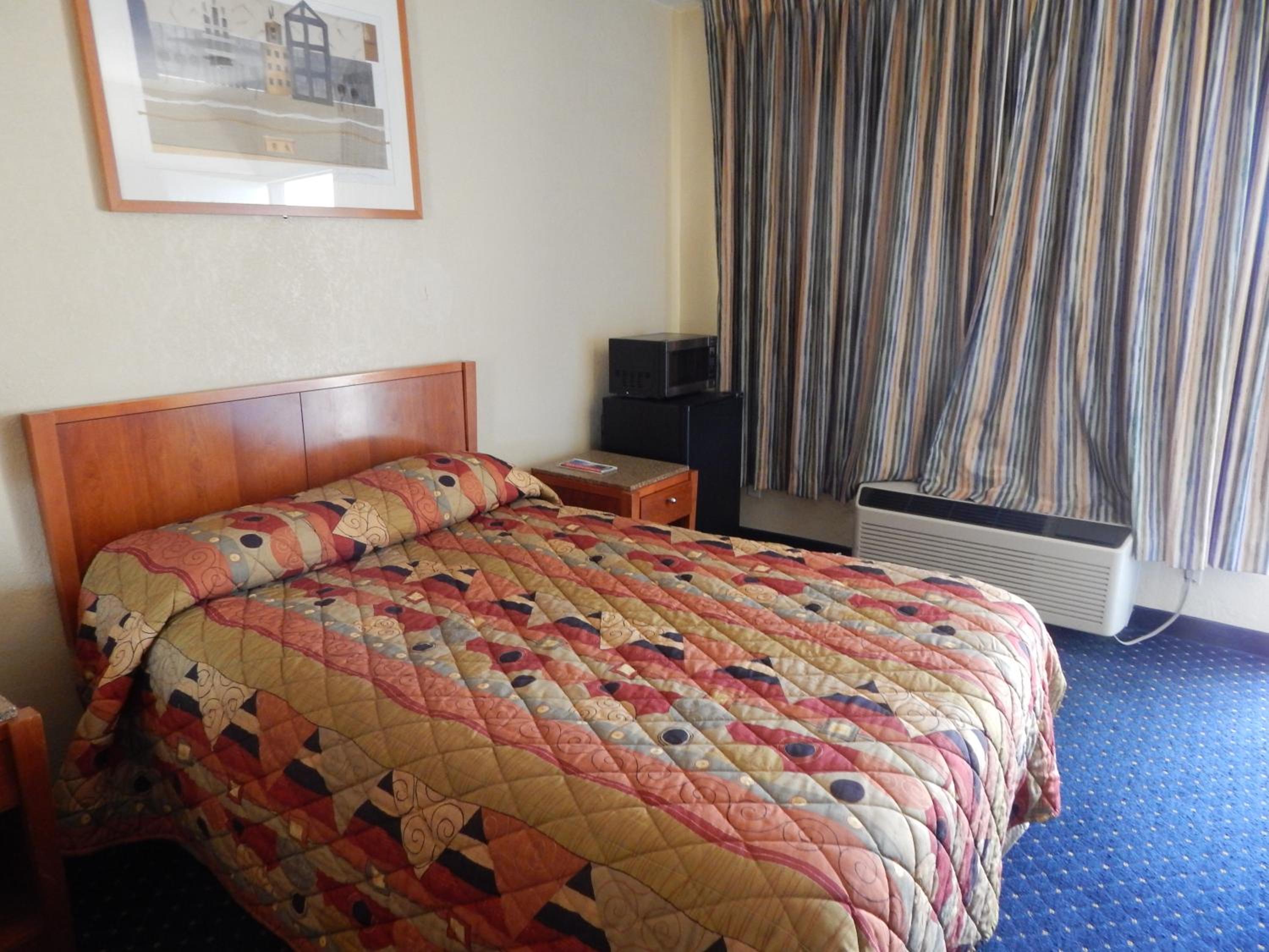 Queen Room - Non-Smoking photo 3