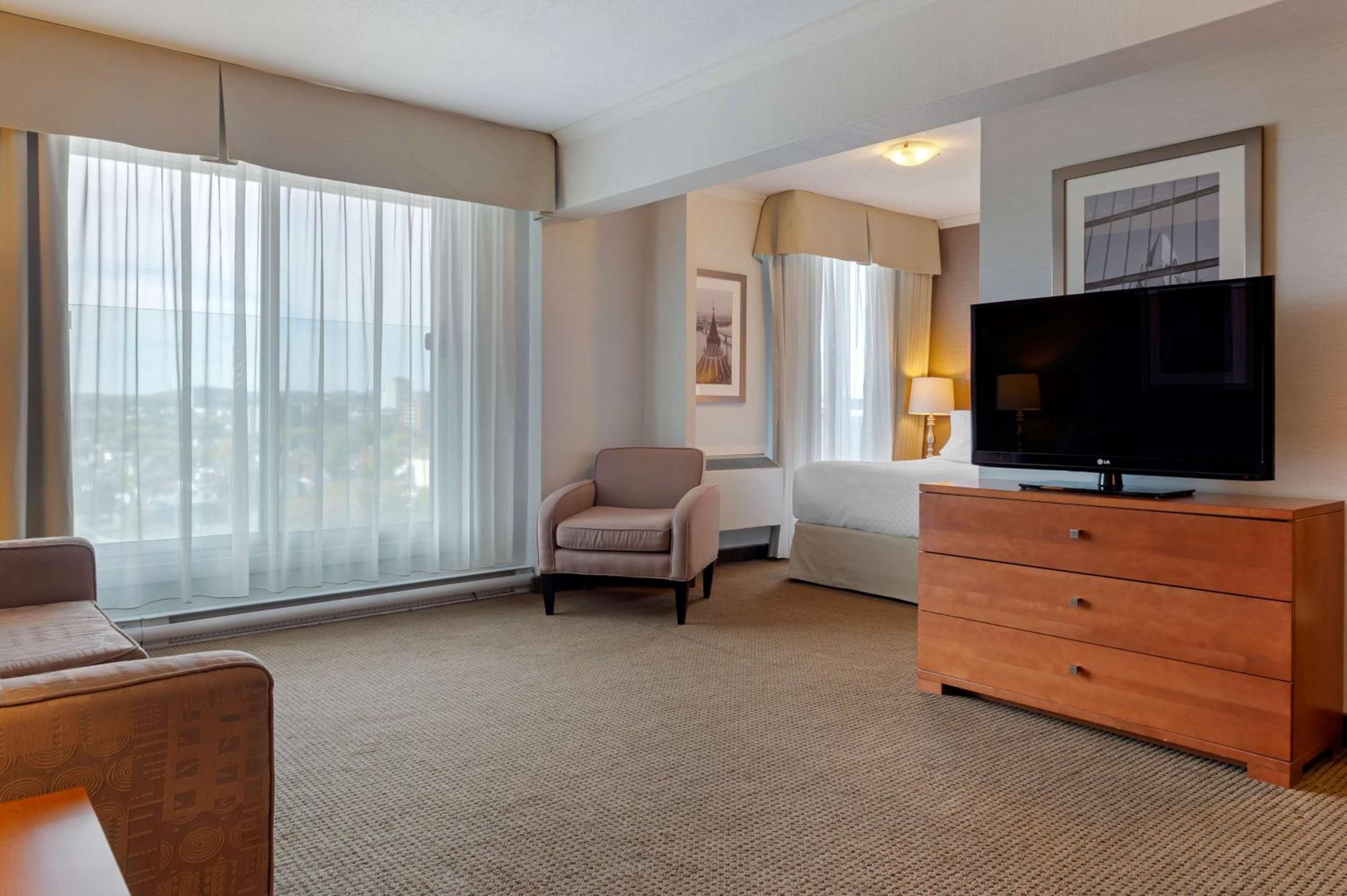 Queen Suite with Kitchen - Photo 6