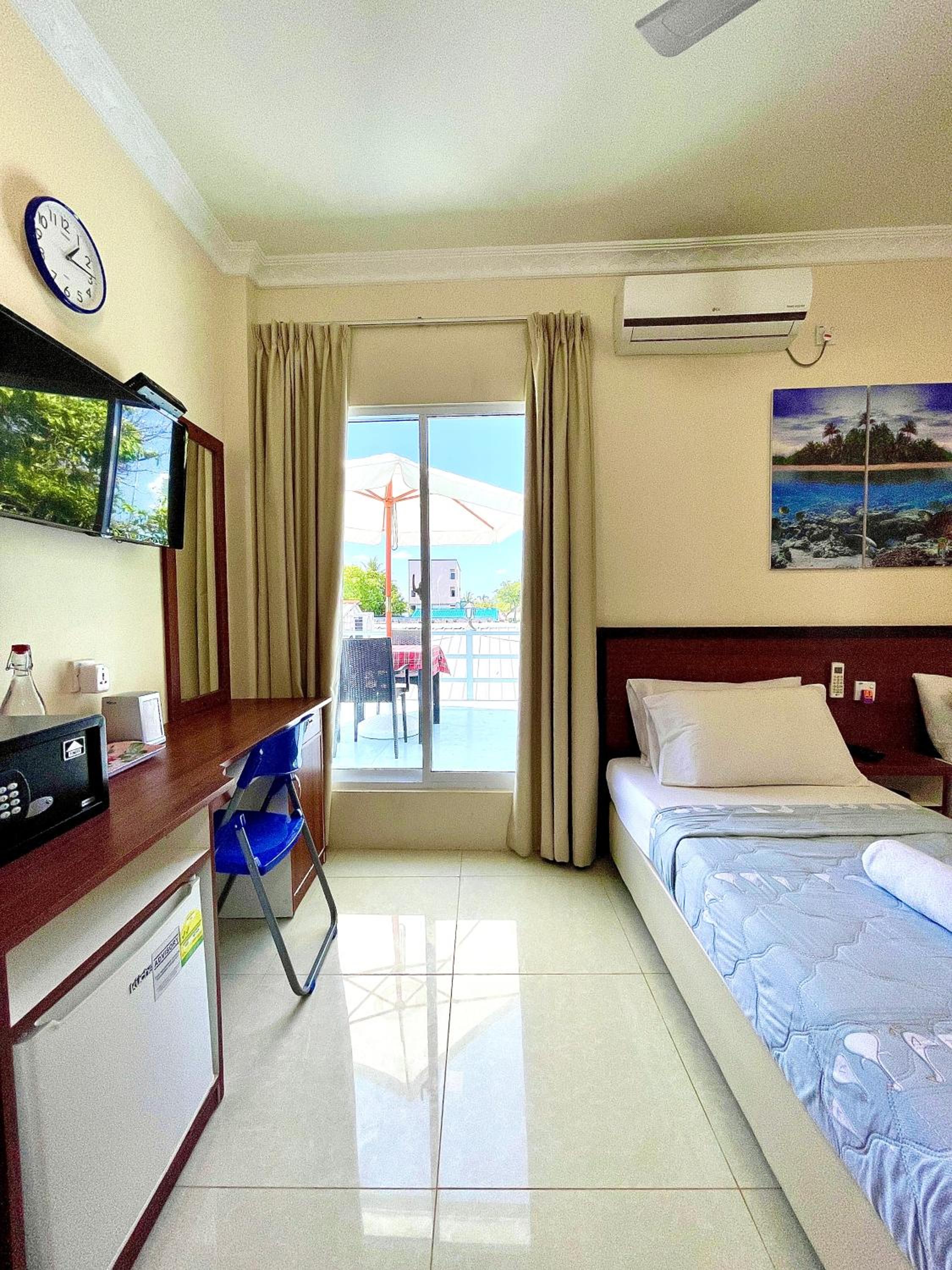 Twin Room with Terrace photo 3