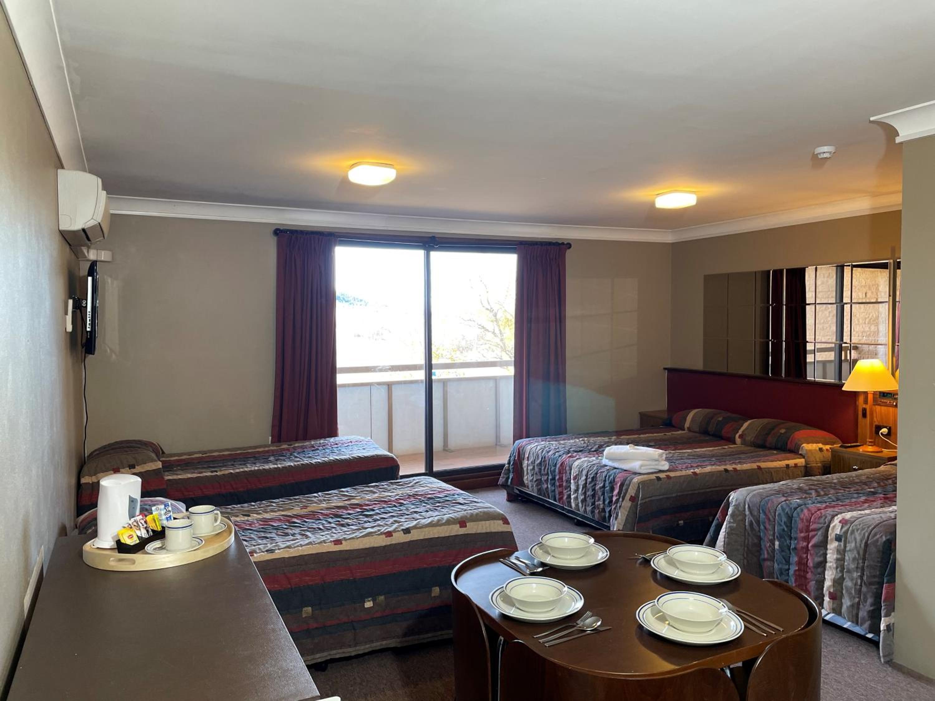 Motel Room with Balcony photo 2