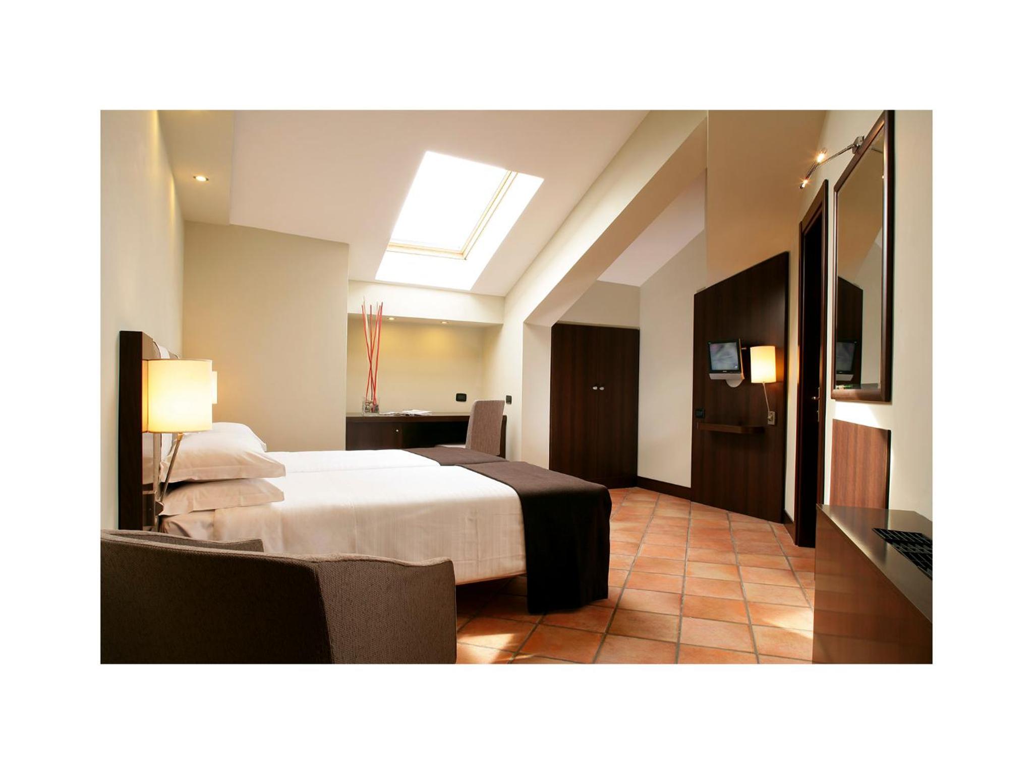 Small Double Room - Attic thumbnail 5