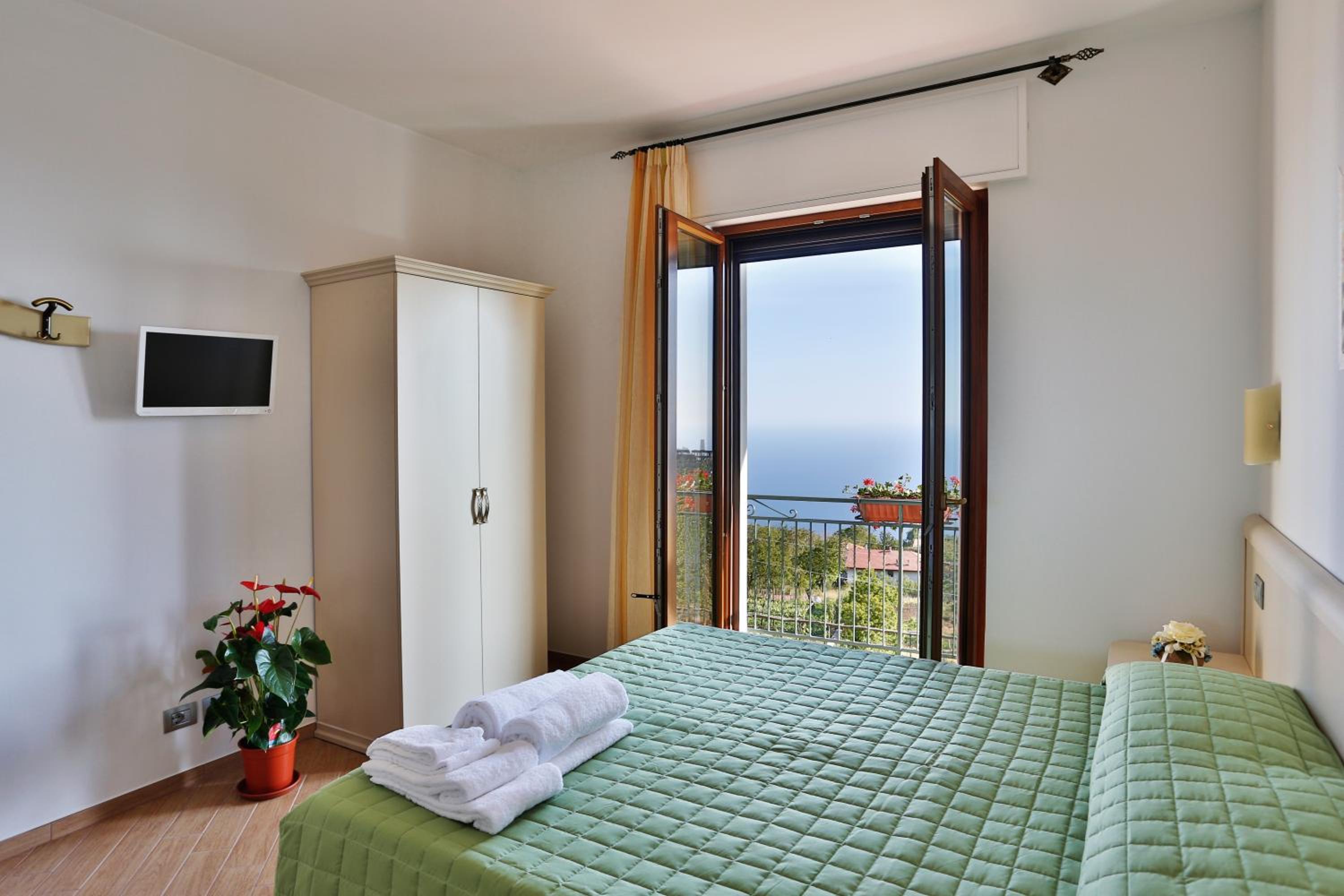  Triple Room with Balcony and Sea View