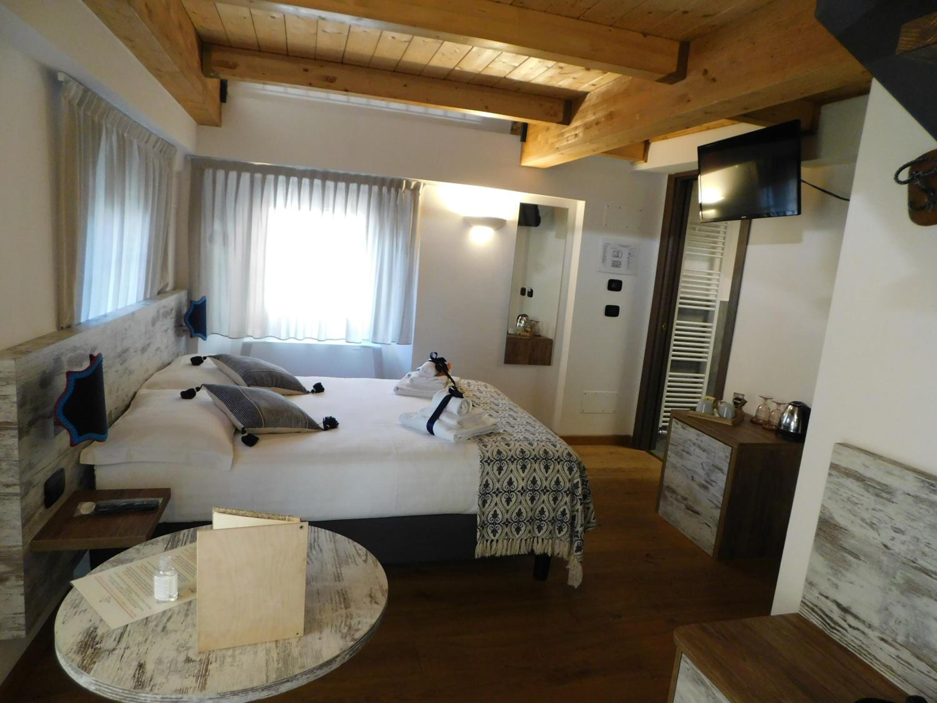 Standard Double Room - Photo 8