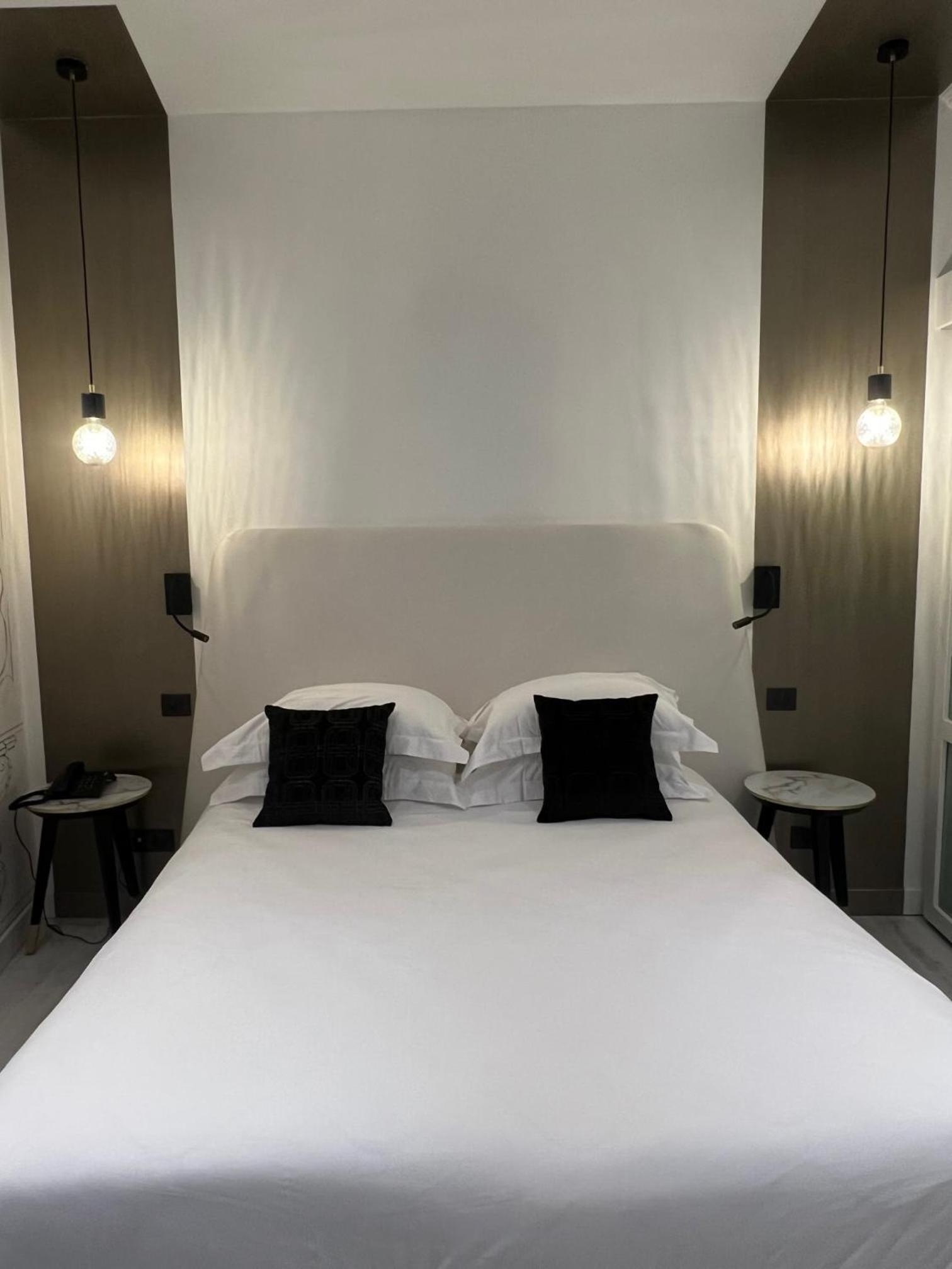 Twin Room thumbnail 6