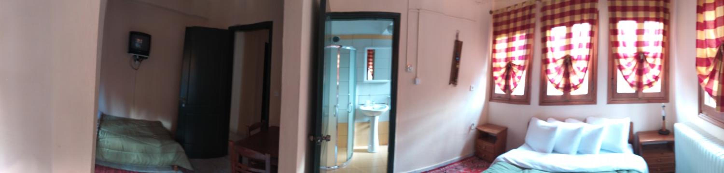 Family Room with Private Bathroom - Photo 4