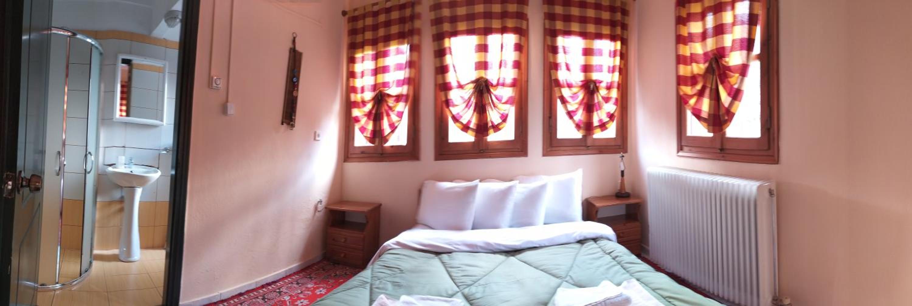 Family Room with Private Bathroom - Photo 5