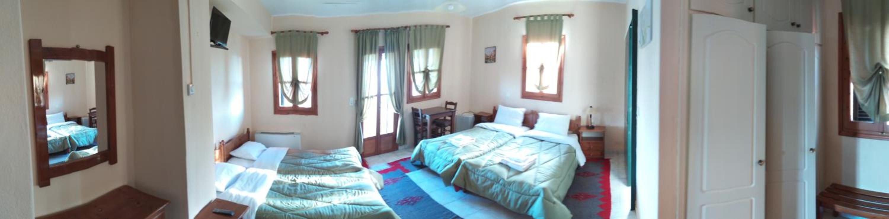 Quadruple Room with Private Bathroom - Photo 3