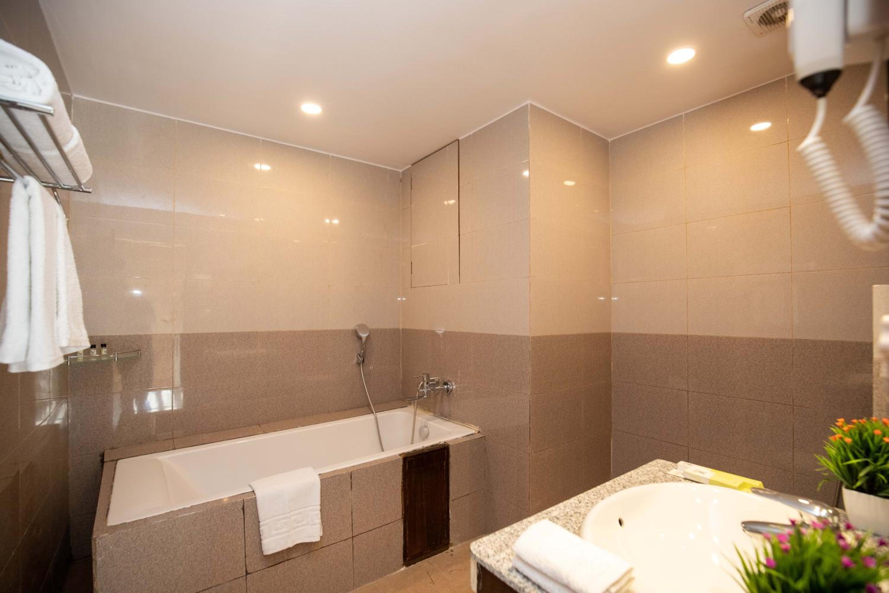 Suite - Photo 10