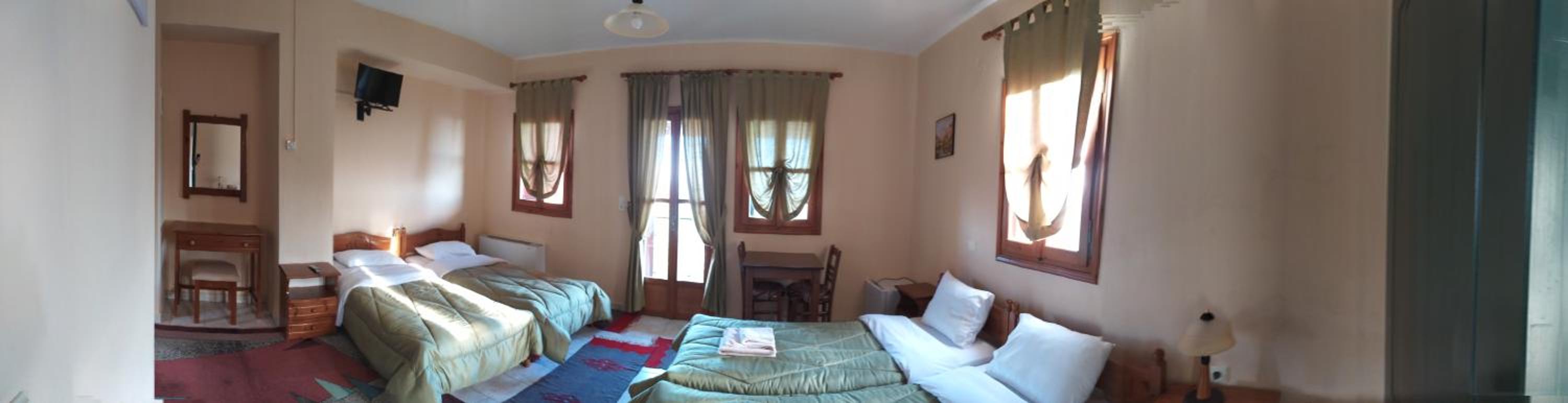 Quadruple Room with Private Bathroom - Photo 4