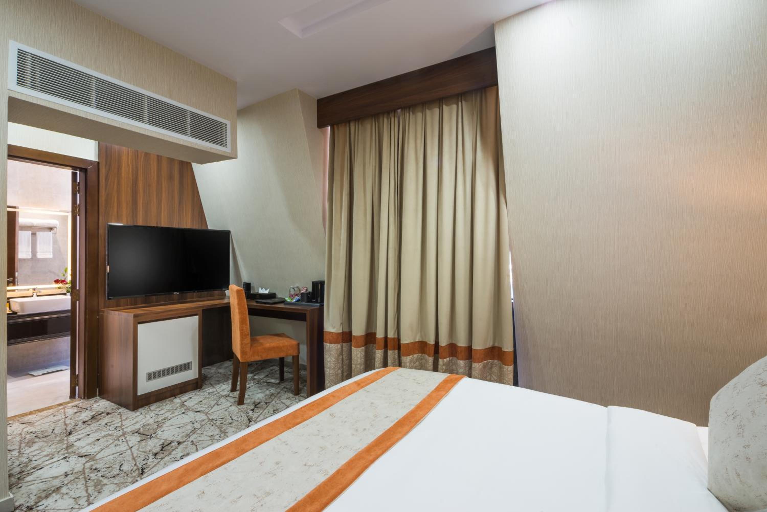 Deluxe Room - Photo 5
