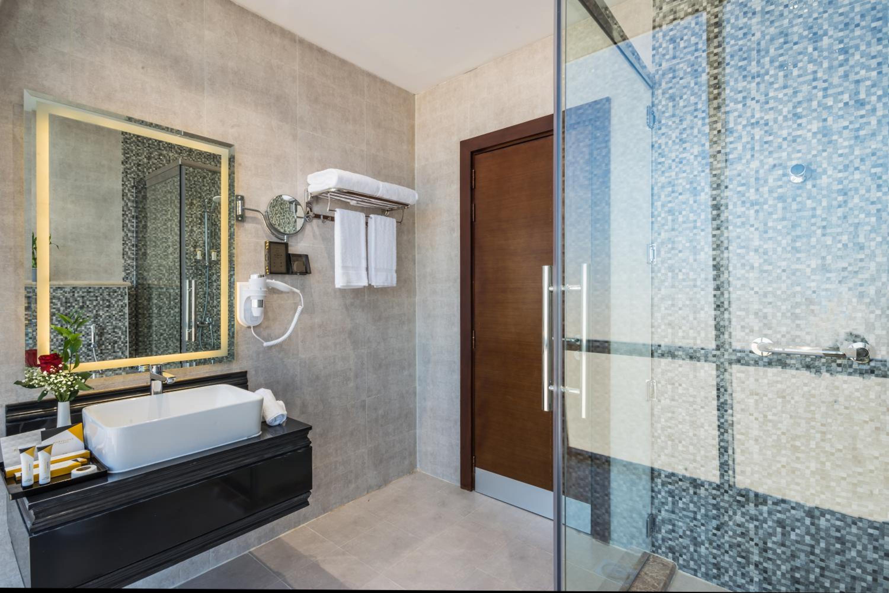 Superior Suite - Photo 5