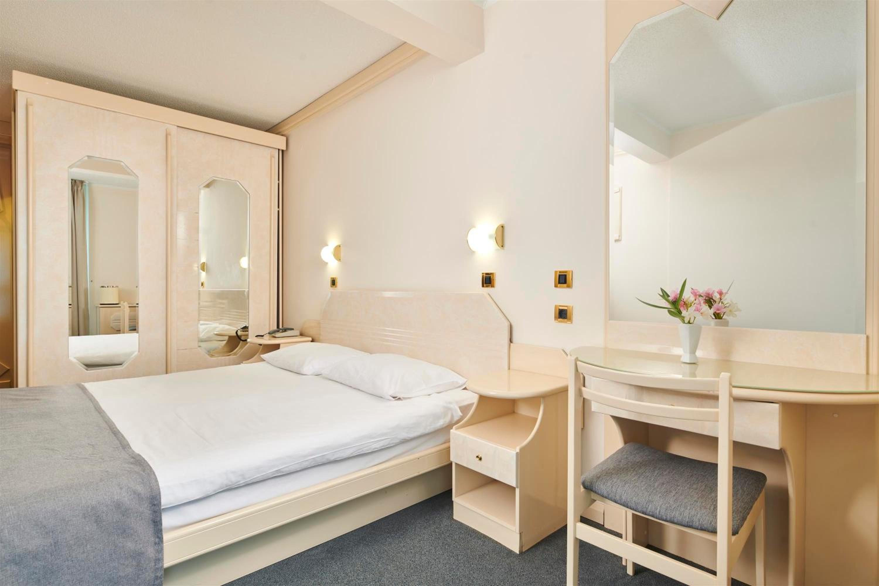 Classic Room with Balcony - Sea Side - Photo 3