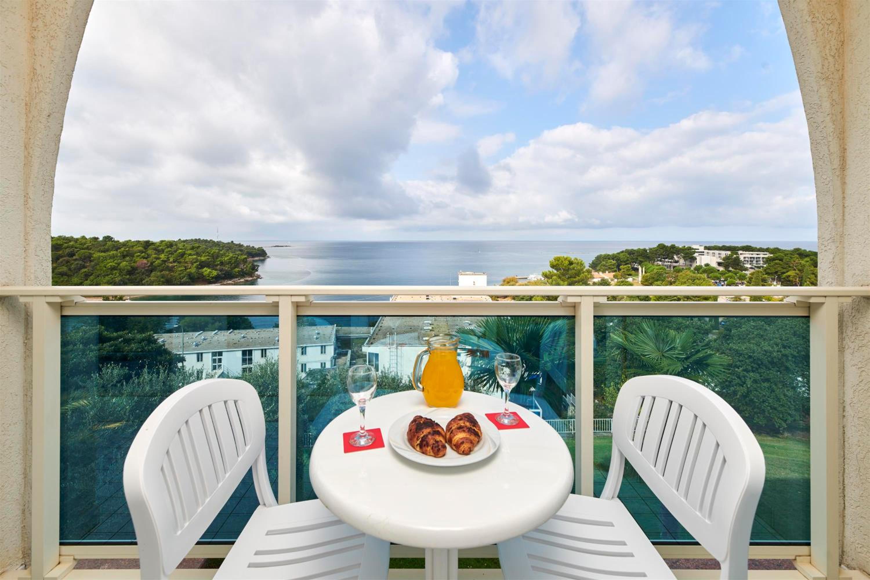 Classic Room with Balcony - Sea Side - Photo 2