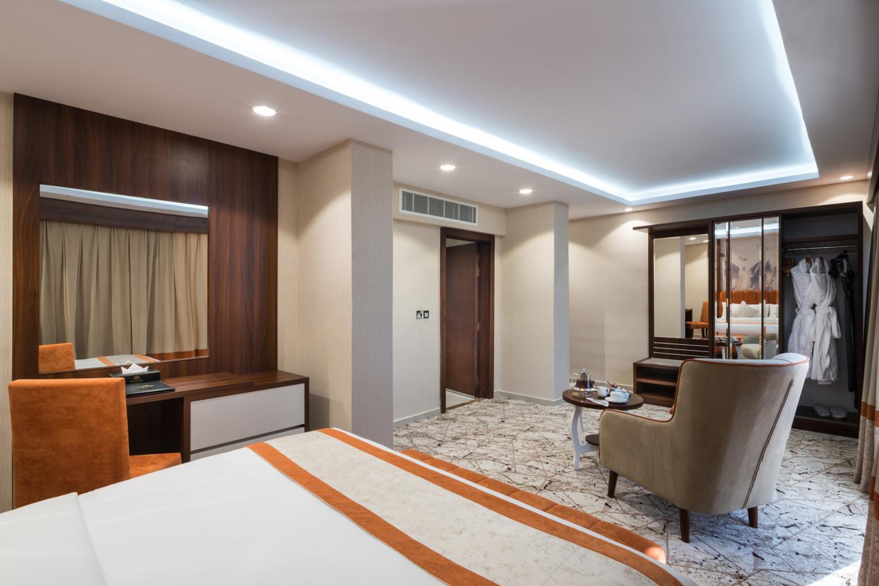 Executive Suite - Photo 2