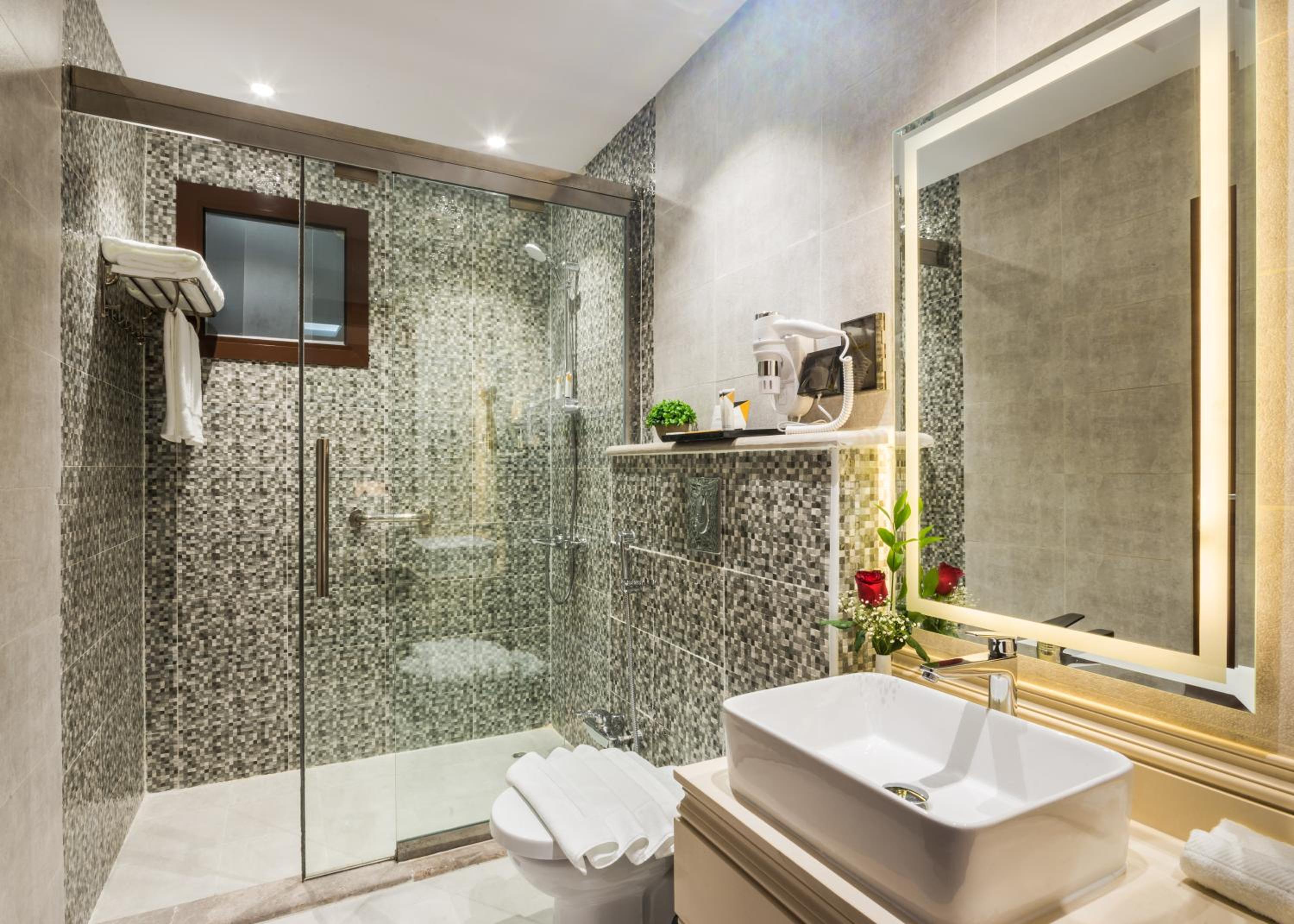Executive Suite - Photo 4