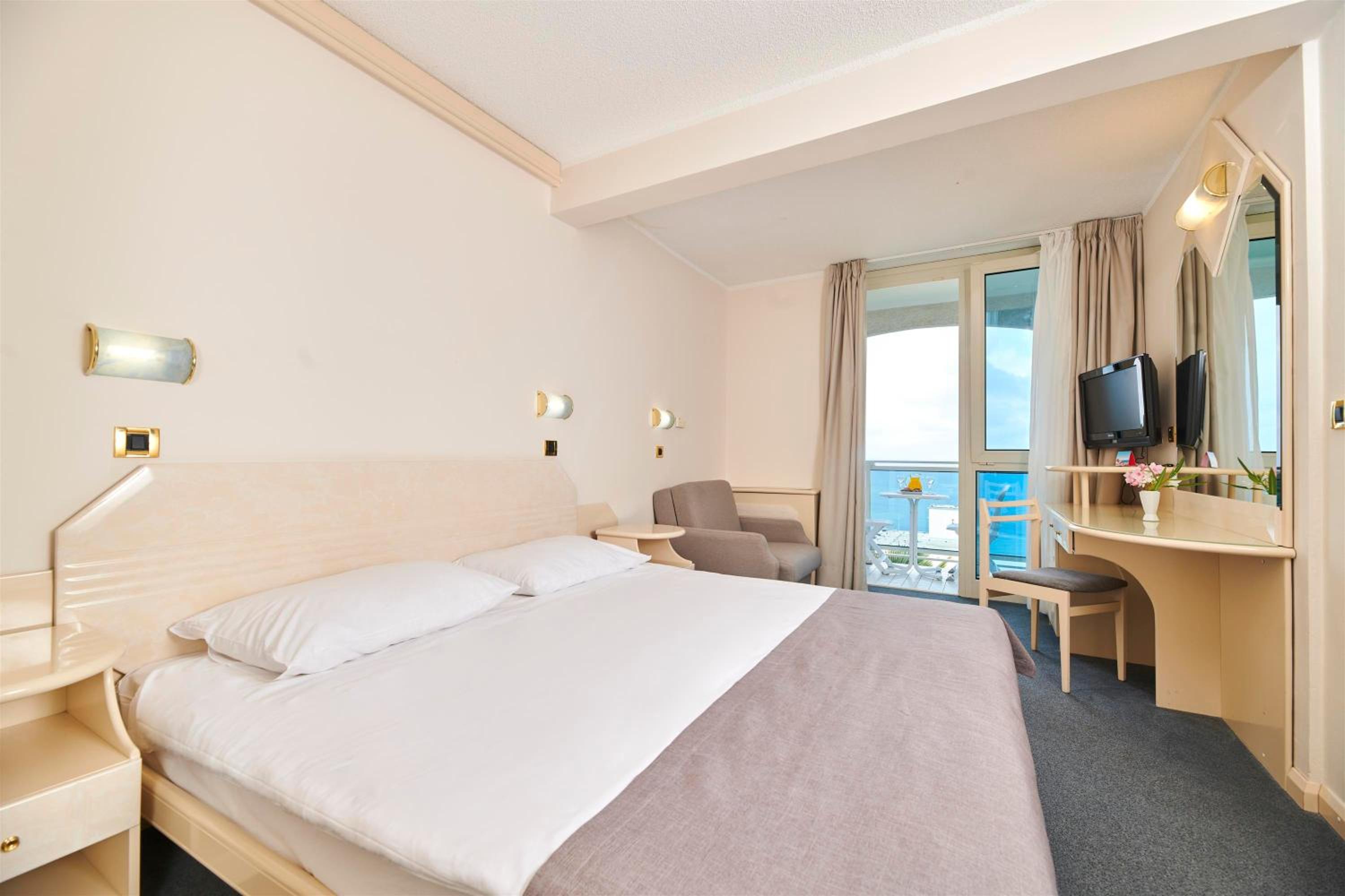 Classic Room with Balcony - Sea Side - Photo 1