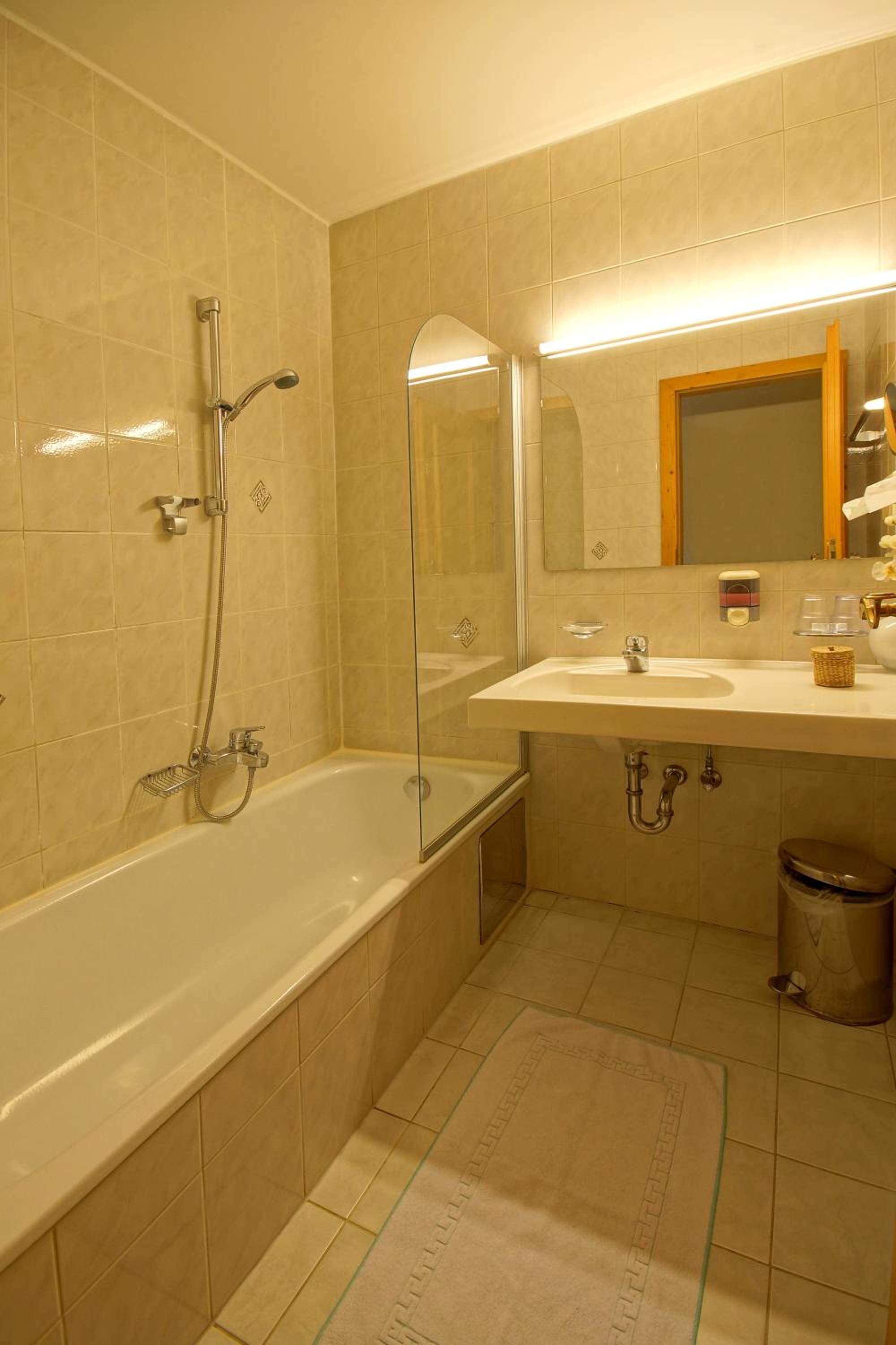 Basic Triple Room photo 3