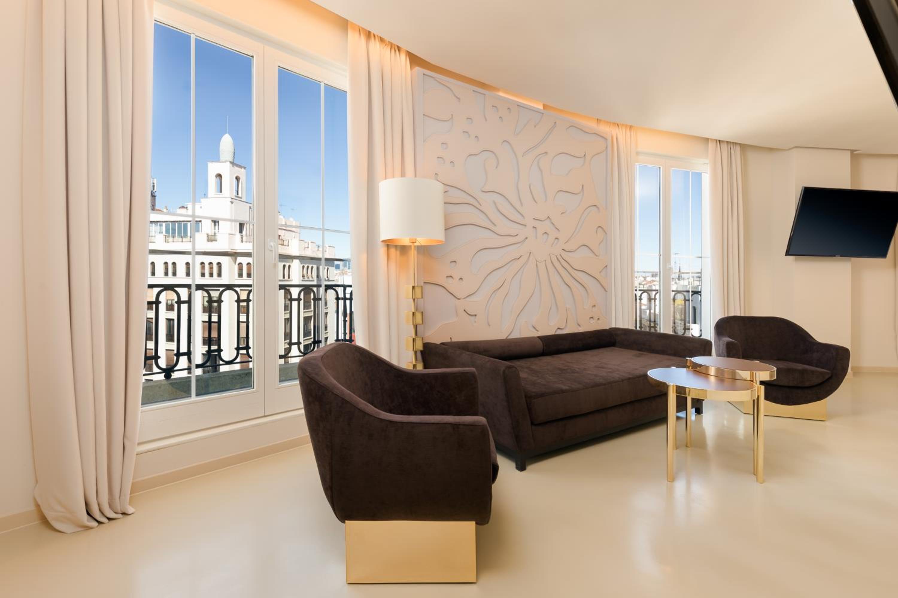 Suite with Gran Via view - Photo 2