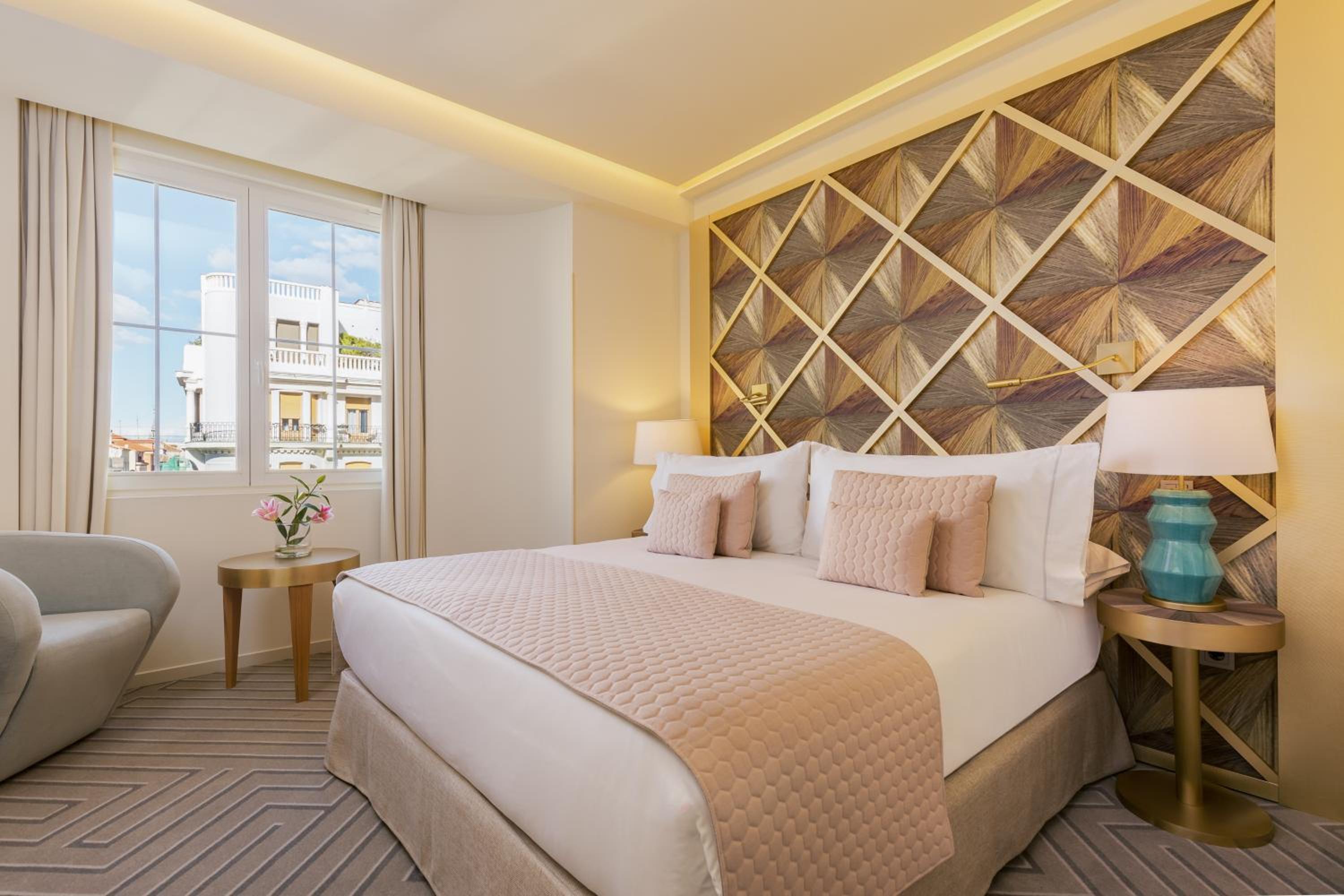 Superior Double Room with Gran Via view - Photo 6