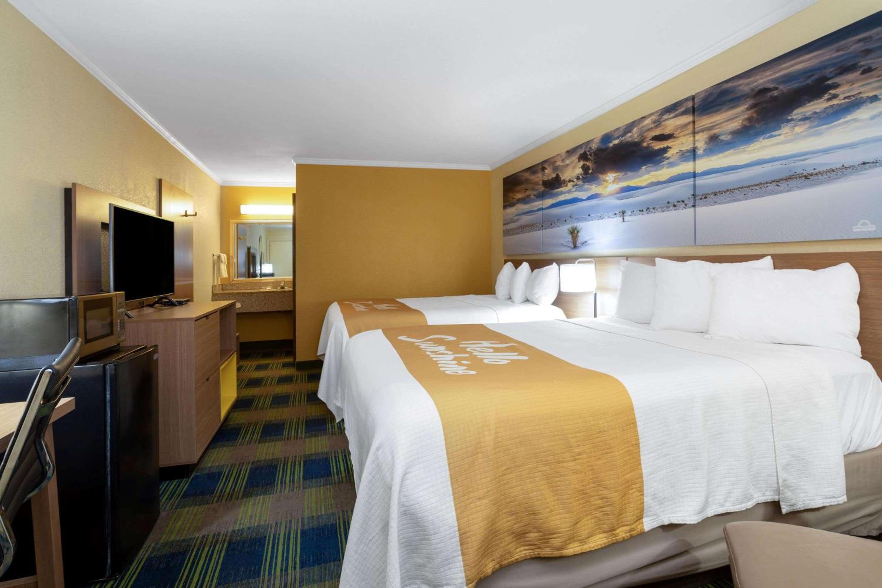Queen Room with Two Queen Beds - Non-Smoking - Photo 2