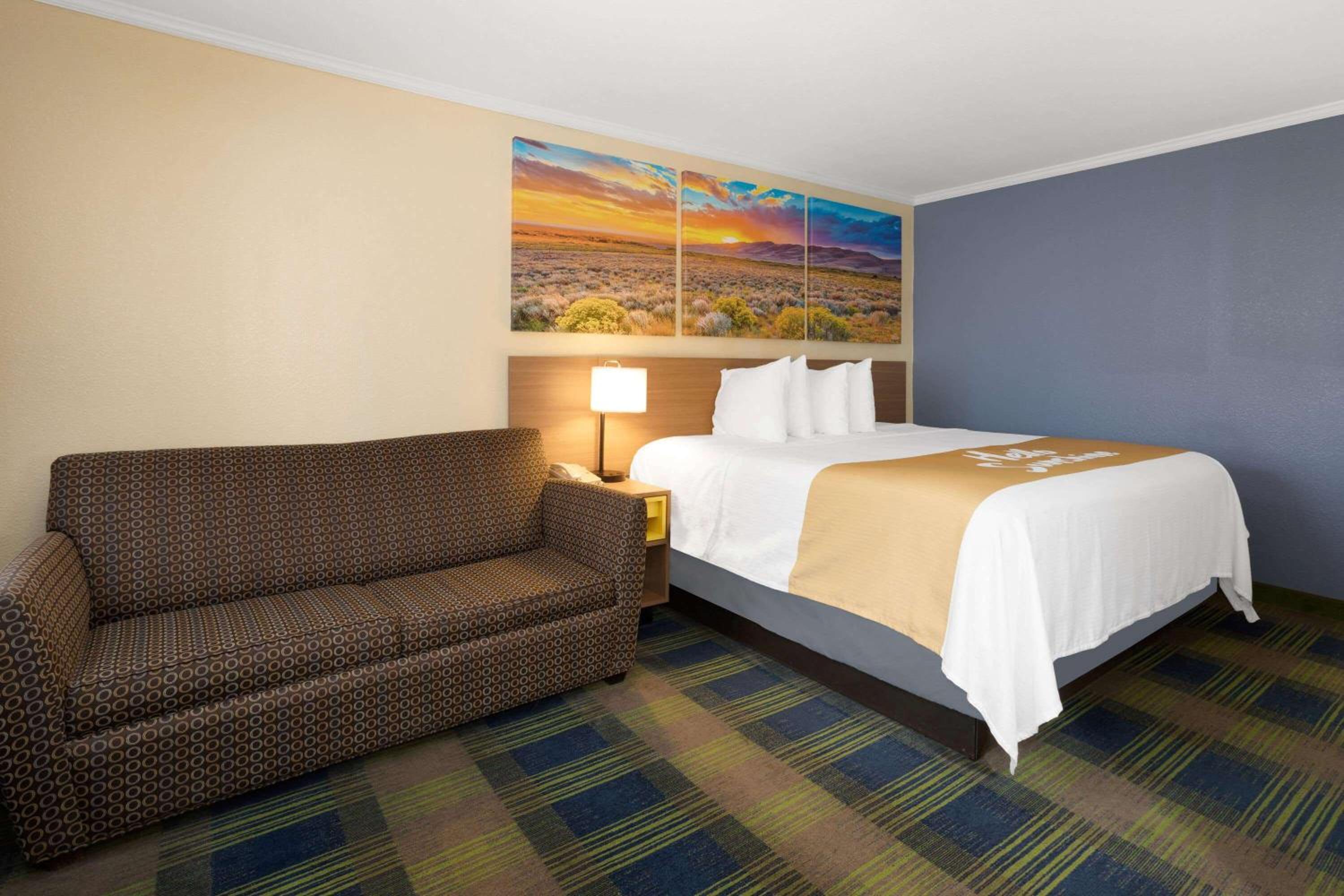 King Room - Non-Smoking - Photo 6