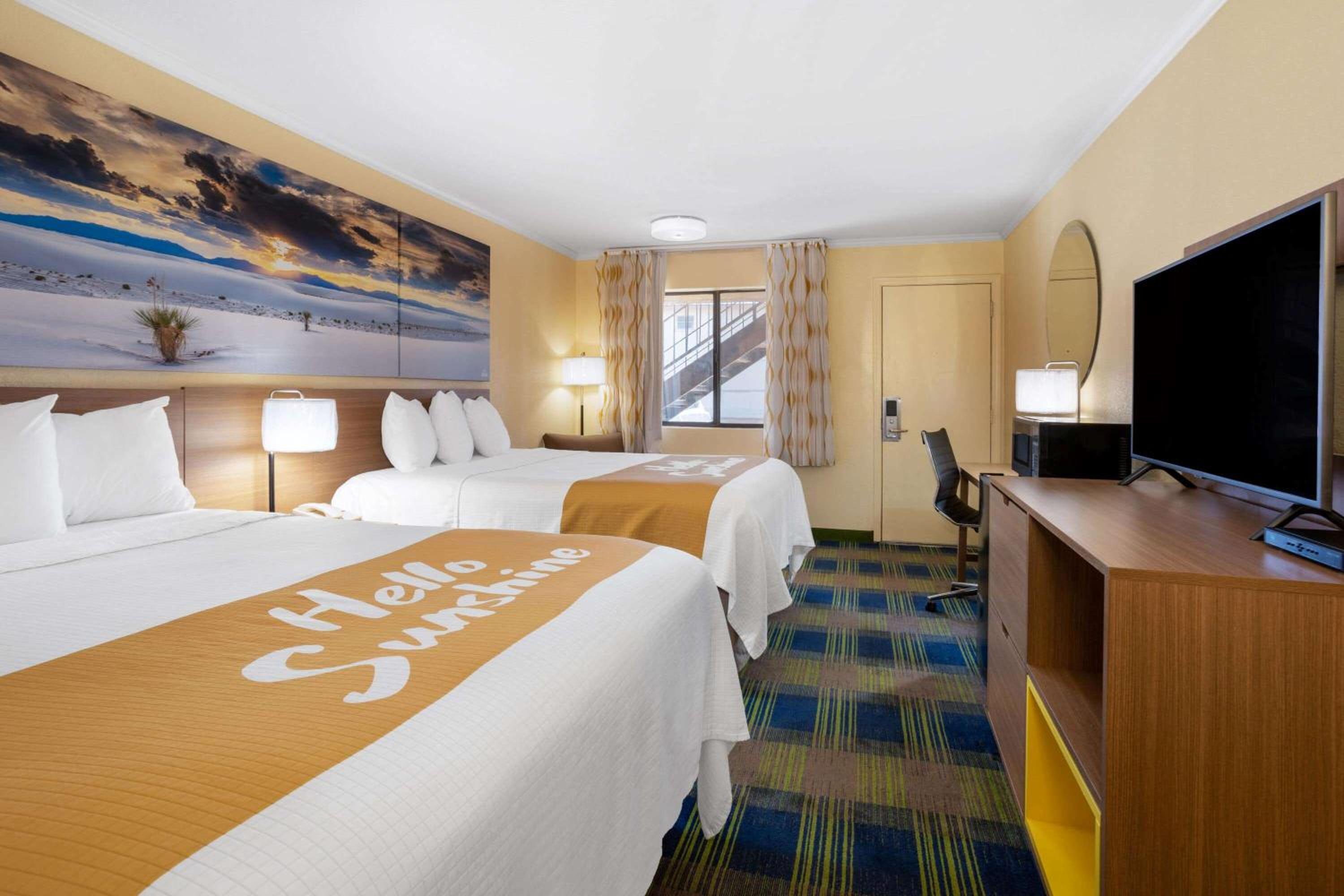 Queen Room with Two Queen Beds - Non-Smoking - Photo 3