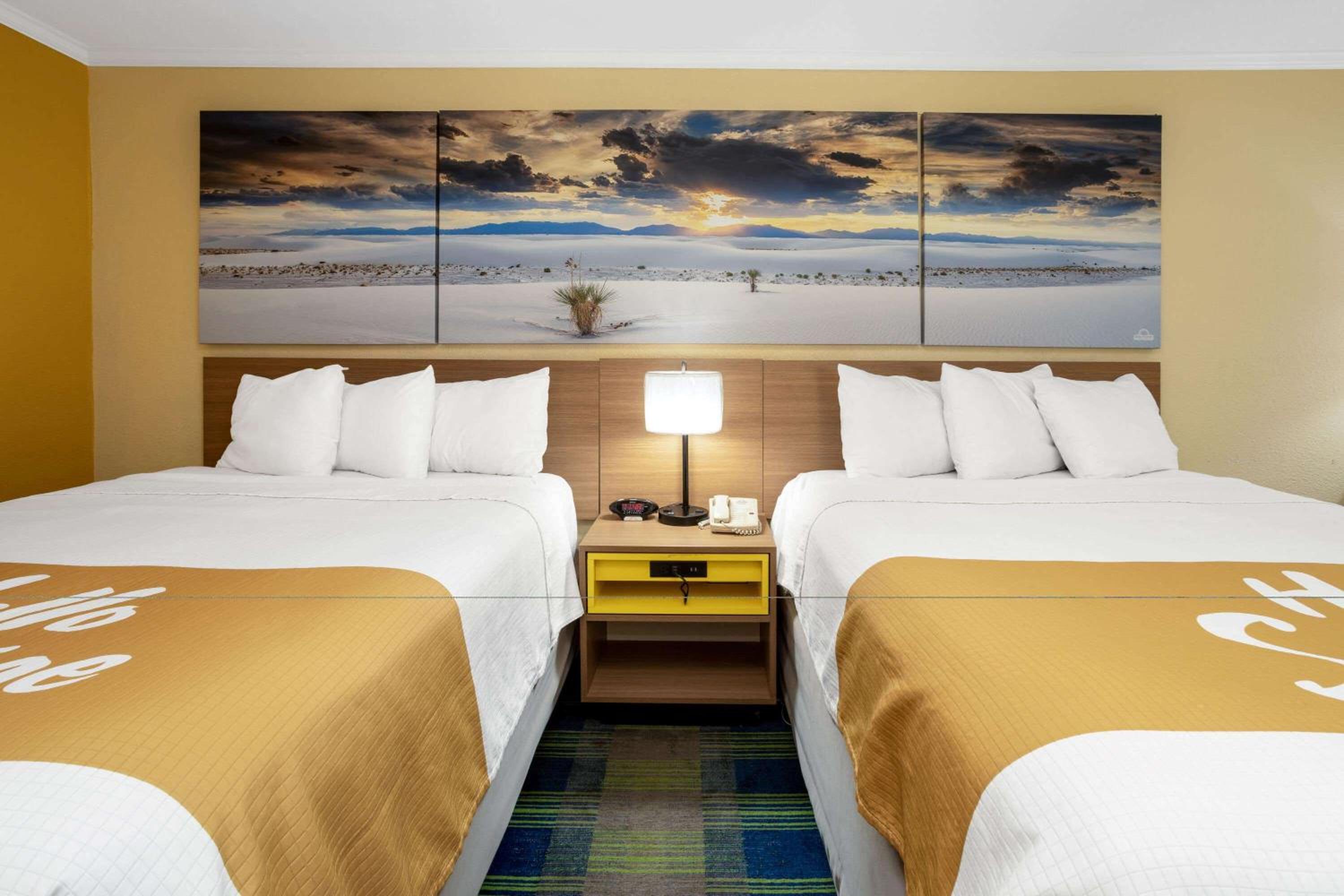 Queen Room with Two Queen Beds - Non-Smoking - Photo 4