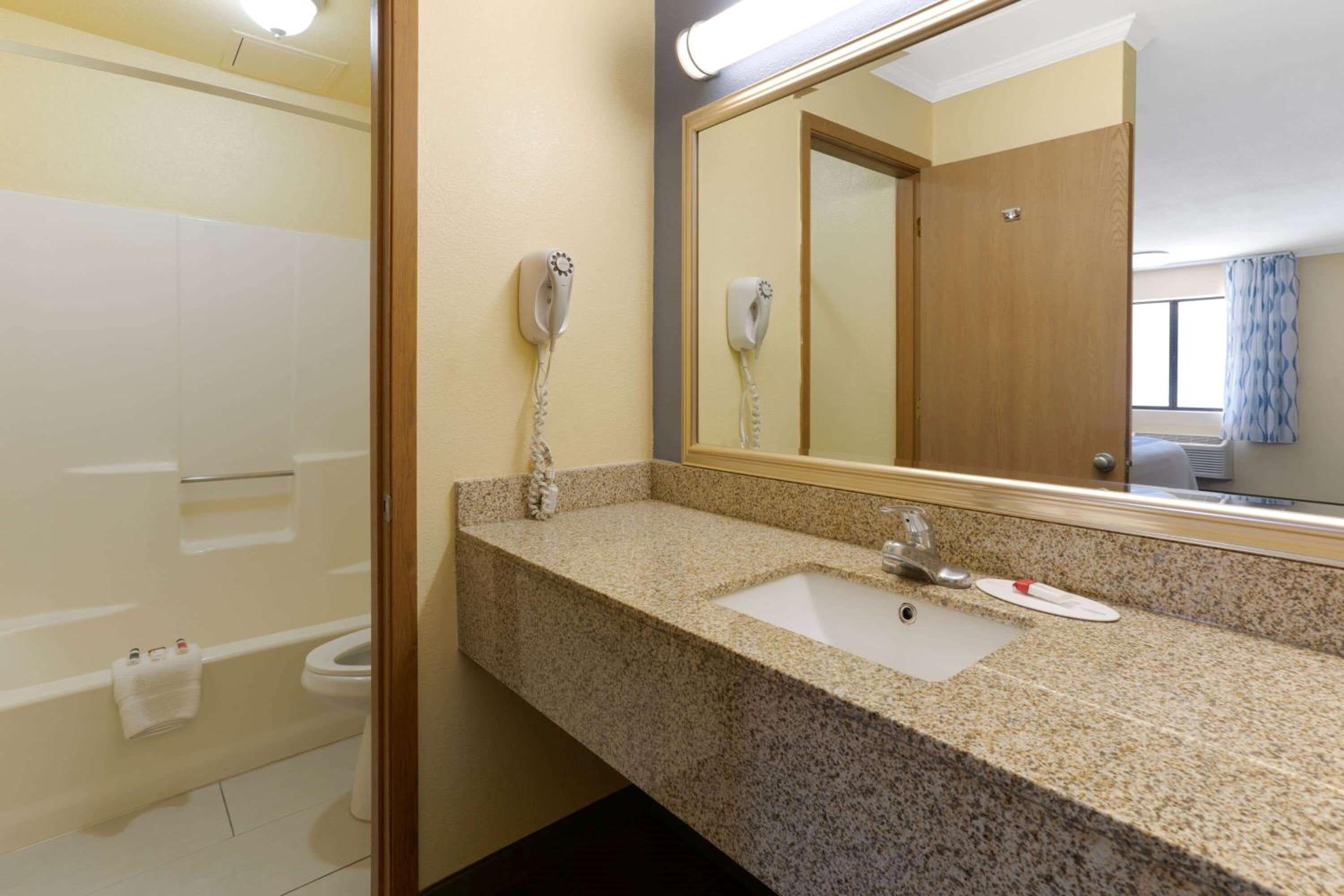 King Room - Non-Smoking - Photo 7